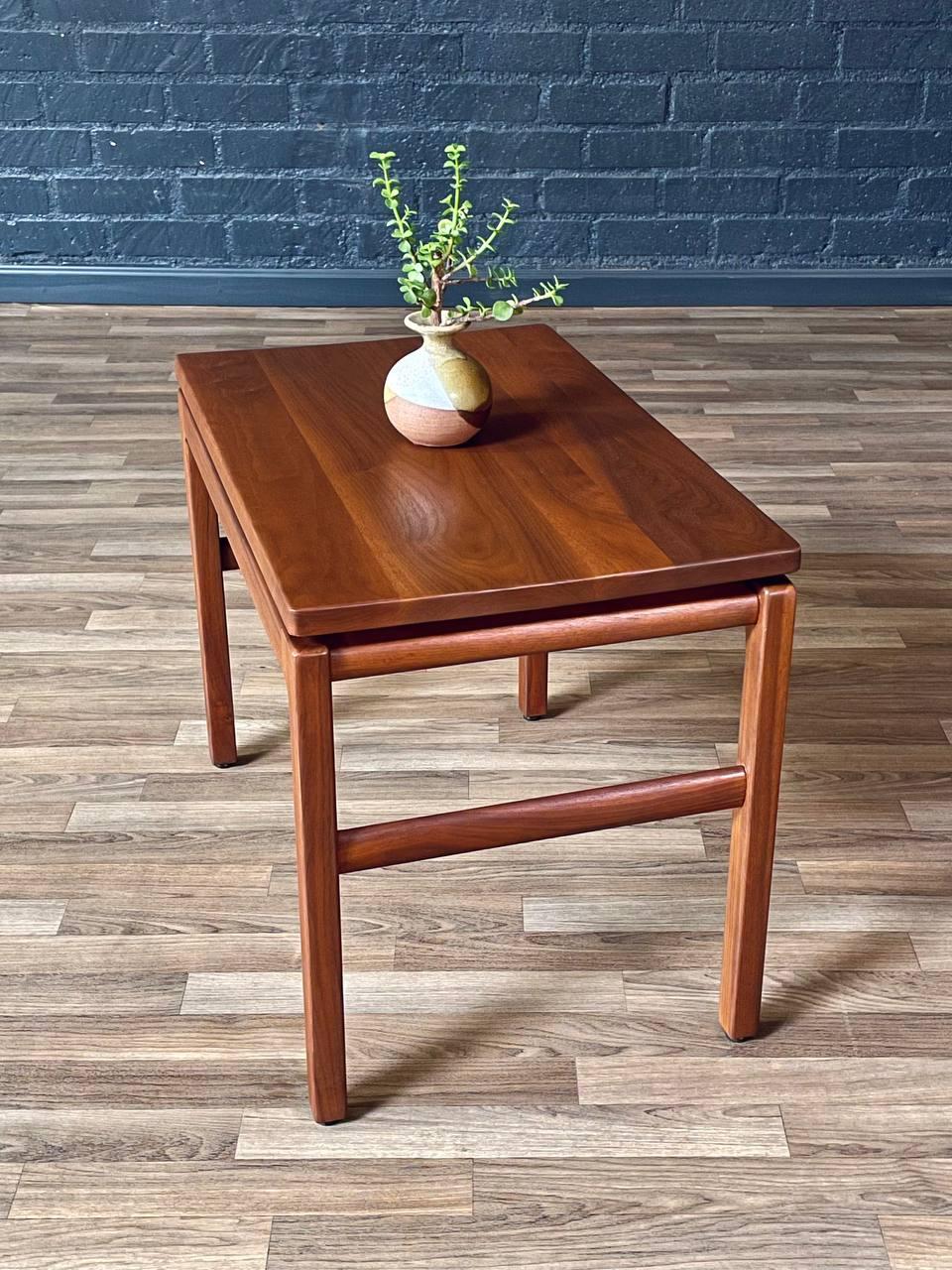 Milieu du XXe siècle Table d'appoint à plateau flottant de style moderne du milieu du siècle, récemment repeinte en vente