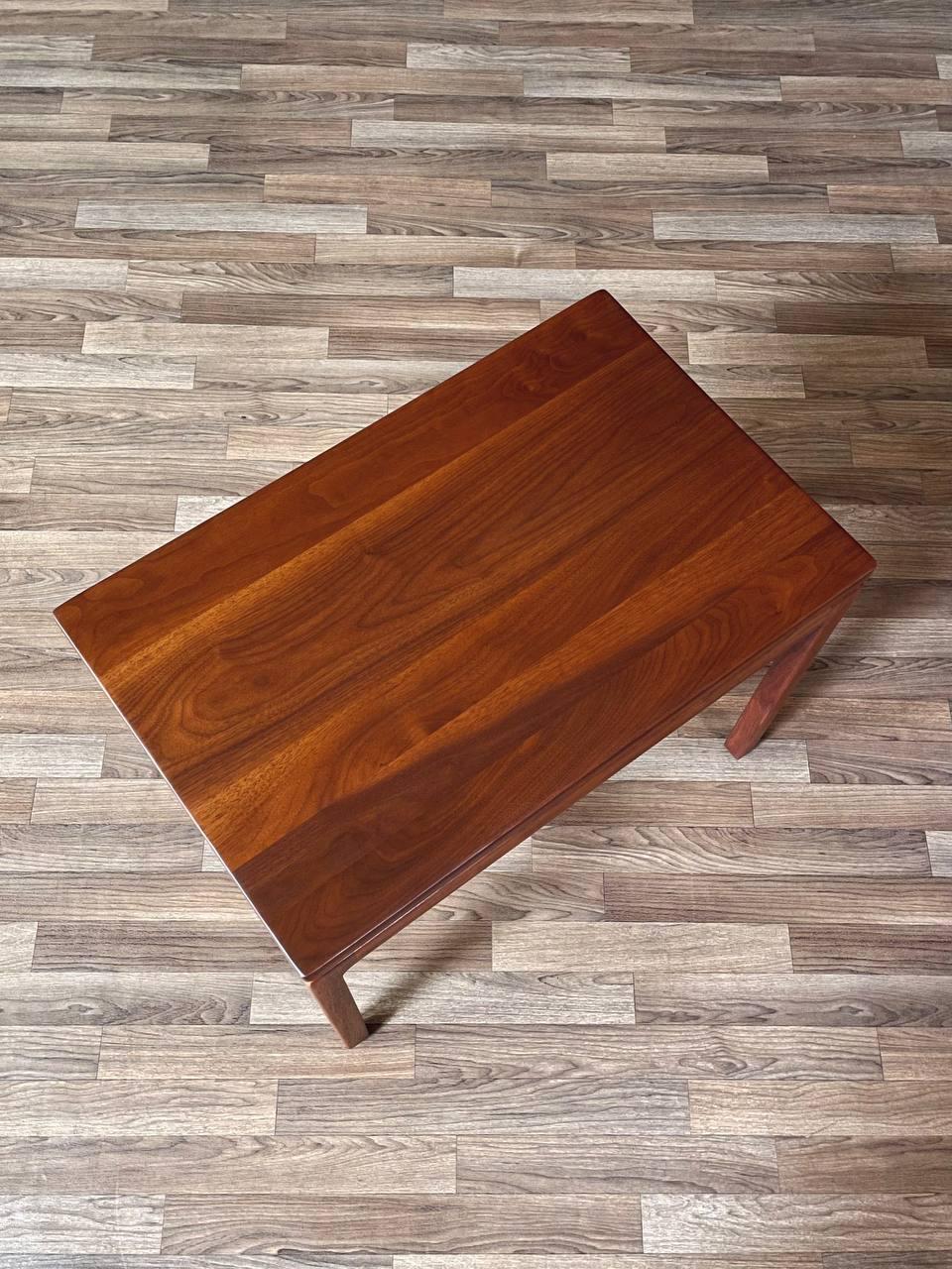 Noyer Table d'appoint à plateau flottant de style moderne du milieu du siècle, récemment repeinte en vente