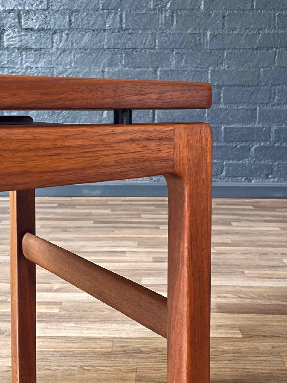 Table d'appoint à plateau flottant de style moderne du milieu du siècle, récemment repeinte en vente 1