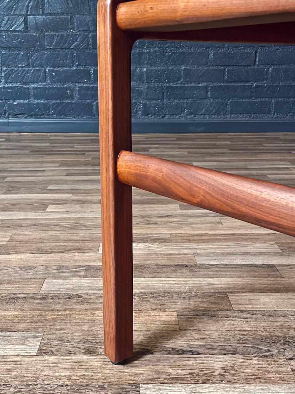 Table d'appoint à plateau flottant de style moderne du milieu du siècle, récemment repeinte en vente 2