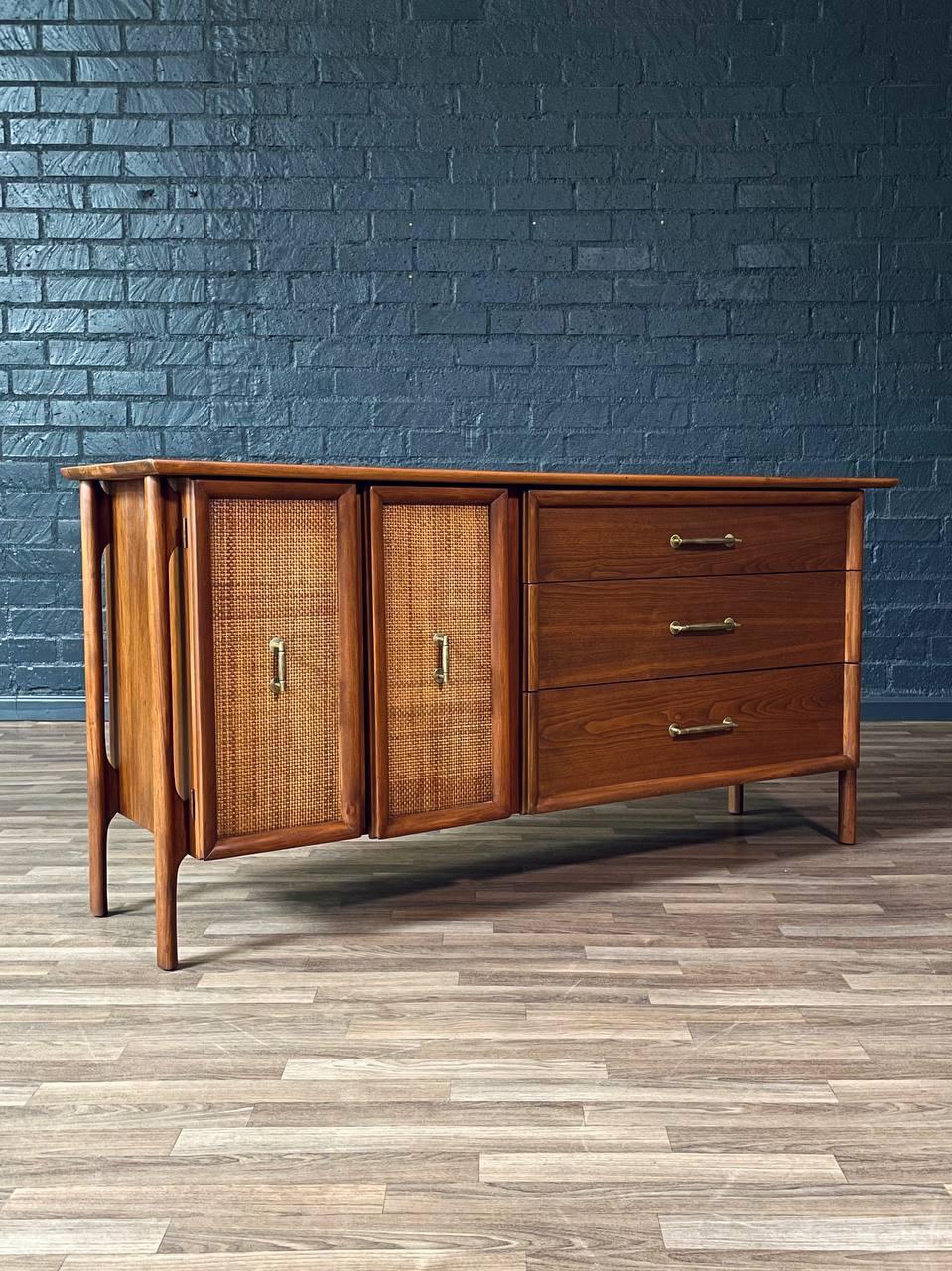 Condition: Expertly Refinished 

With over 15 years of experience, our workshop has followed a careful process of restoration, showcasing our passion and creativity for vintage designs that can seamlessly be incorporated with many interior decors.