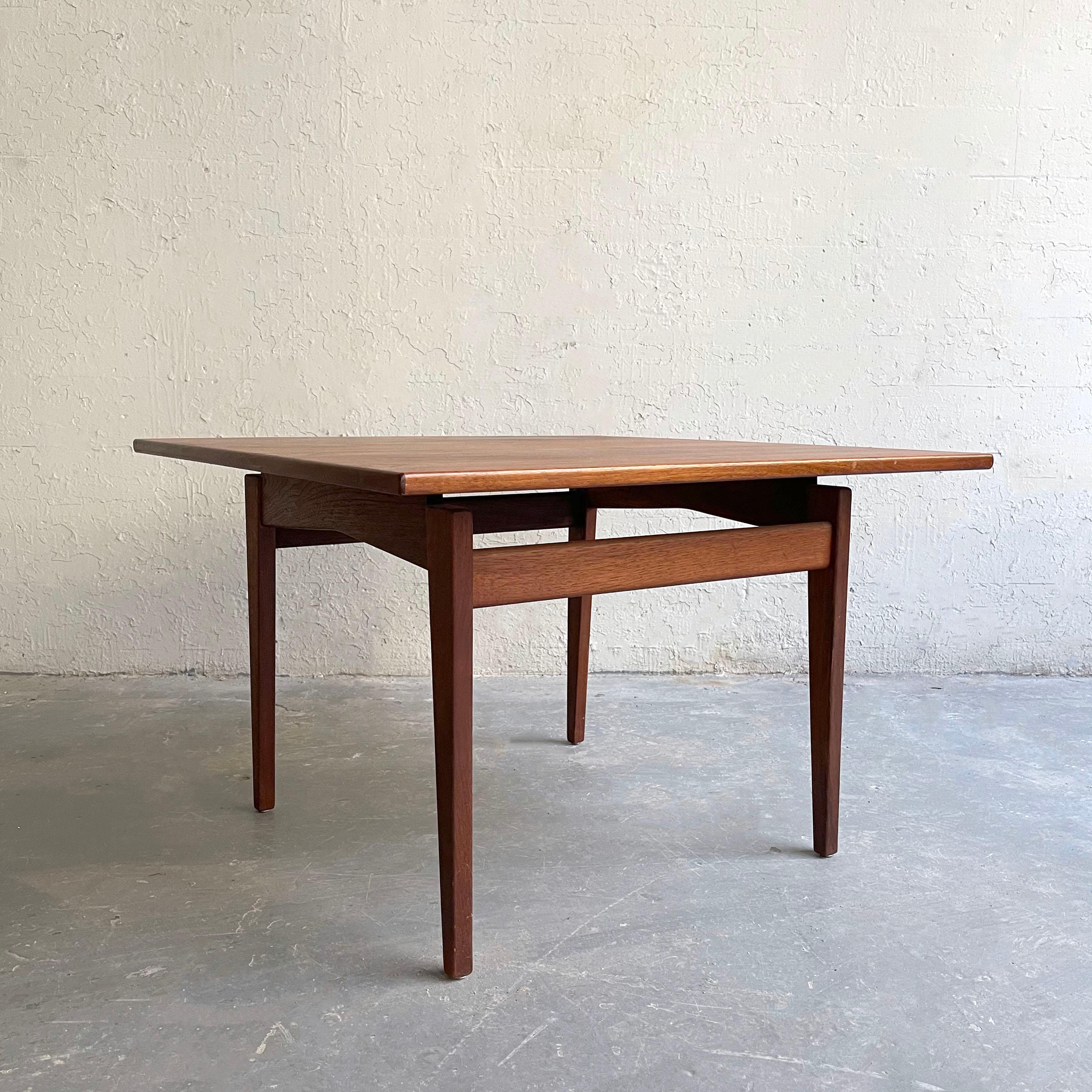 Der quadratische Beistelltisch aus Nussbaumholz von Jens Risom aus der Mitte des Jahrhunderts hat eine schwebende Platte mit skulpturalem Sockel. Bei 21 Zoll Höhe kann dieser Tisch auch als Couchtisch dienen.
  