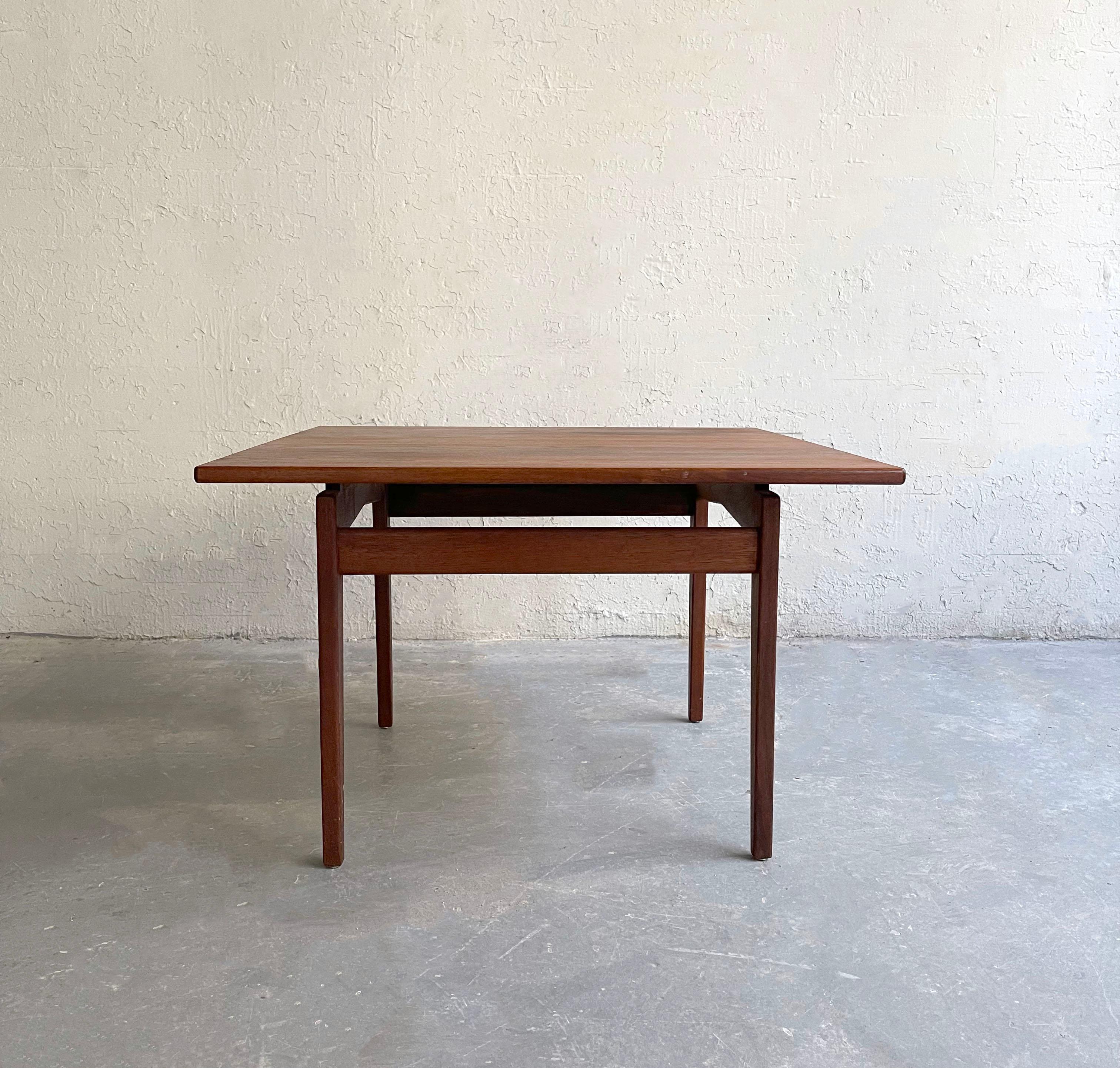 Mid-Century Modern Floating Top Walnut Side Table by Jens Risom In Good Condition For Sale In Brooklyn, NY