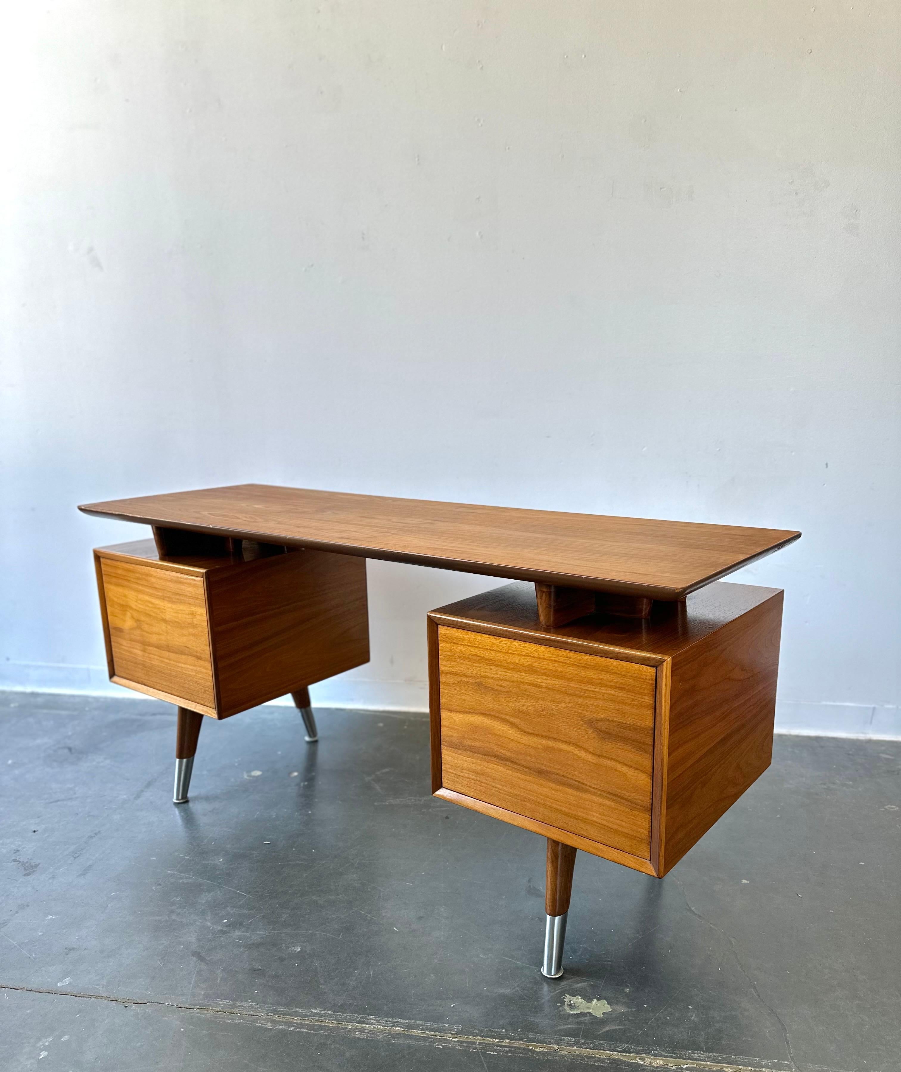 Alma furniture floating walnut desk

Super rare floating desk with finished back.

Walnut with chrome knobs and feet caps. This has excellent wood grain with a refinished top.

Dimensions:

60” W x 21” D x 29” H