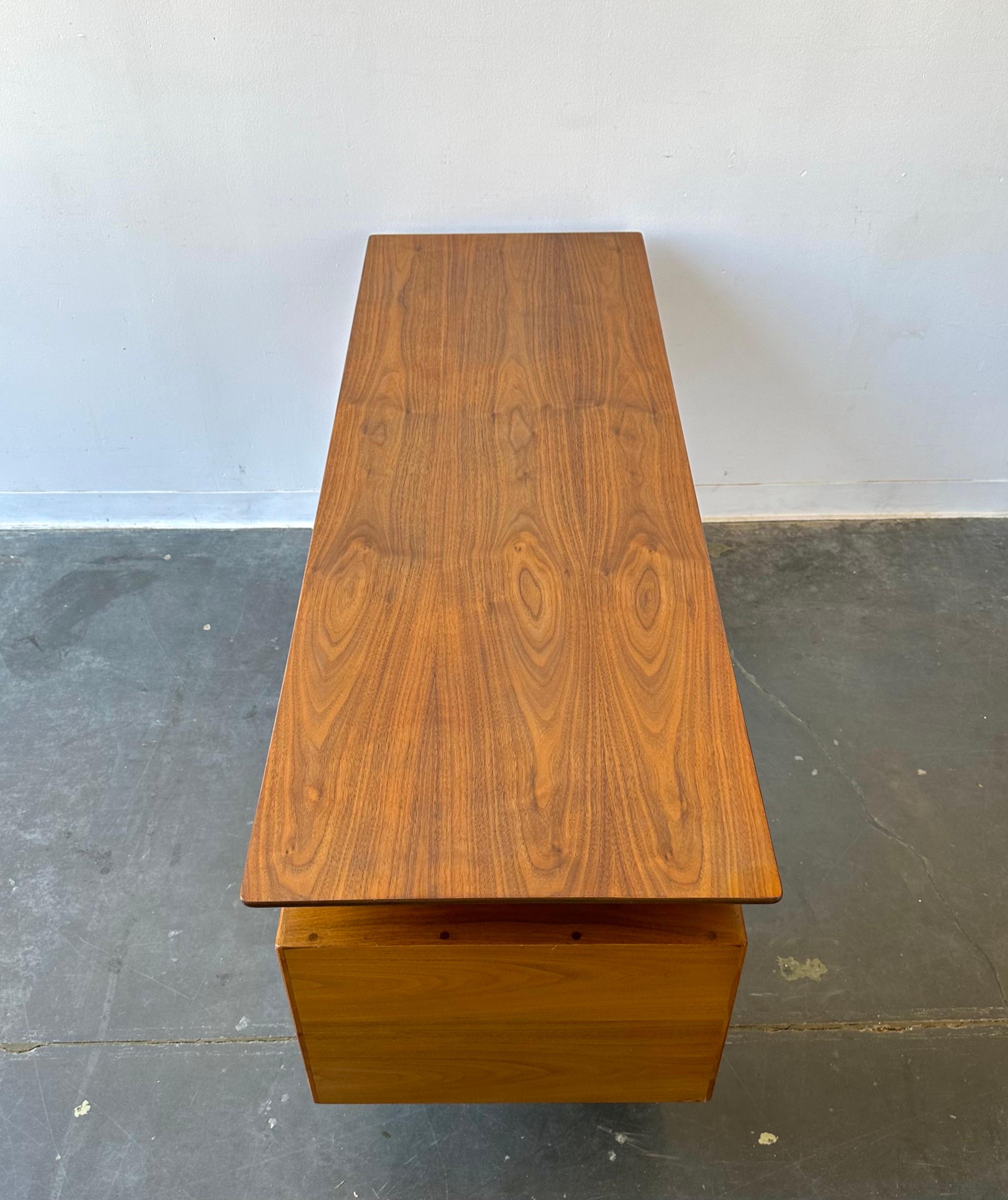 Mid Century Modern Floating Walnut Desk In Good Condition In Sayreville, NJ