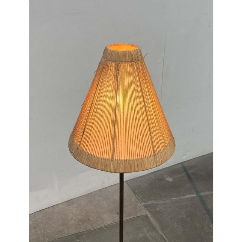 Petit lampadaire des années 1960

L'abat-jour a une forme conique classique et est recouvert de raphia dans différents tissages. Un diffuseur en aluminium est inséré à l'intérieur. Le détail particulier de ce lampadaire est sa base. La fine tige en
