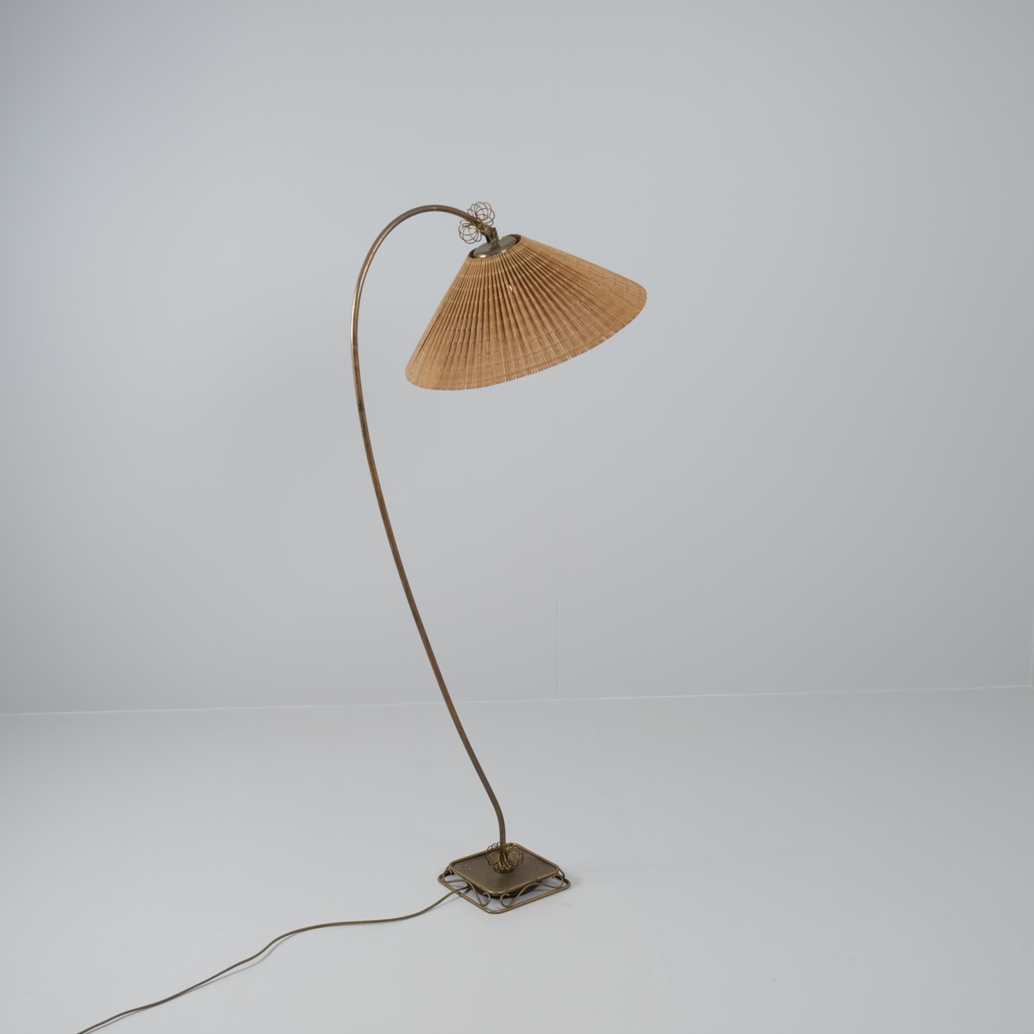 Rara y hermosa lámpara de pie de latón y pantalla de ratán, diseñada y atribuida a Gunnel Nyman y fabricada por Idman. A menudo se confundía con una Tynell debido a la escasa documentación, pero como el Museo del Diseño adquirió y publicó