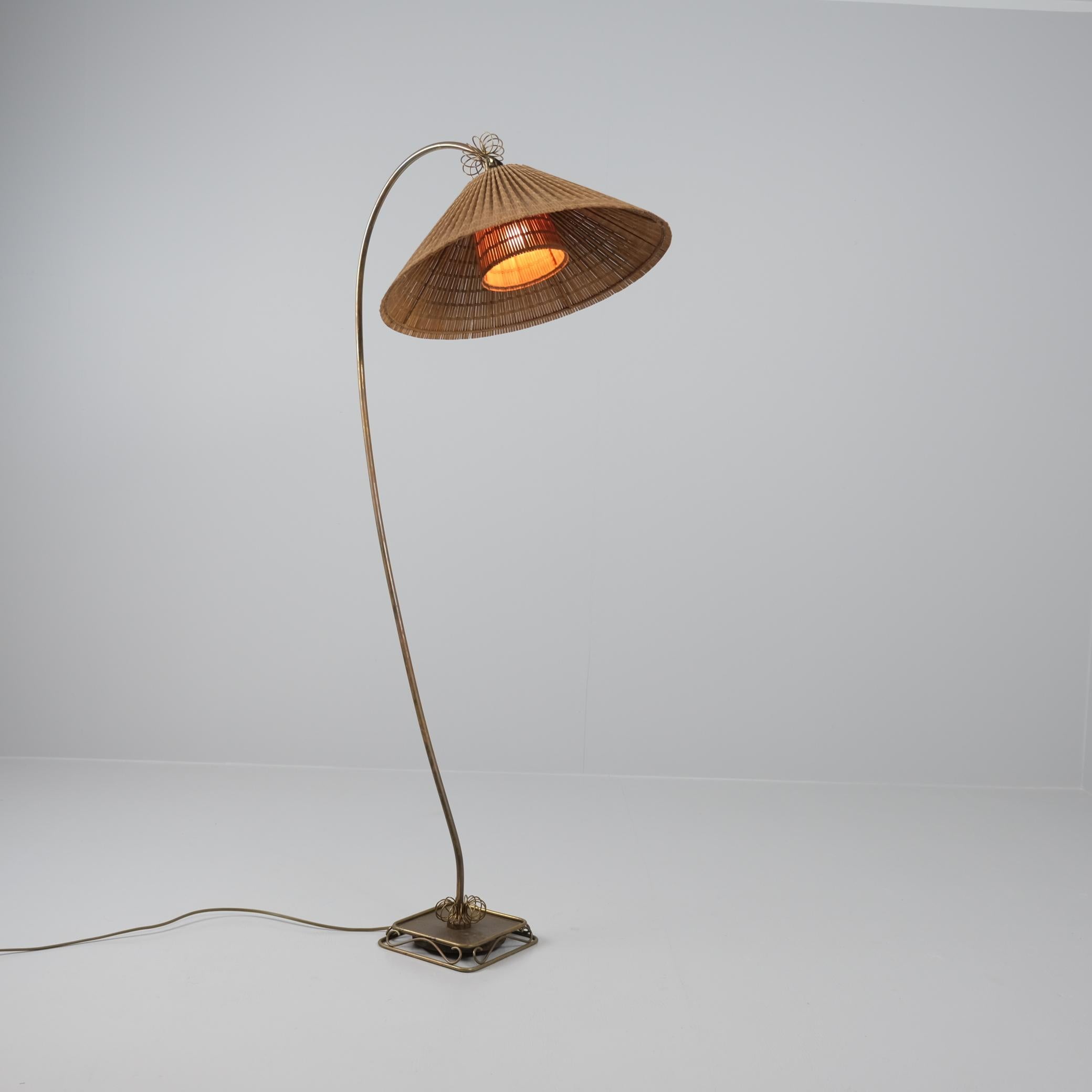 Lámpara de pie moderna de mediados de siglo Attr. a Gunnel Nyman, 60588/40080 de Idman, década de 1940 en Bueno estado para la venta en Helsinki, FI