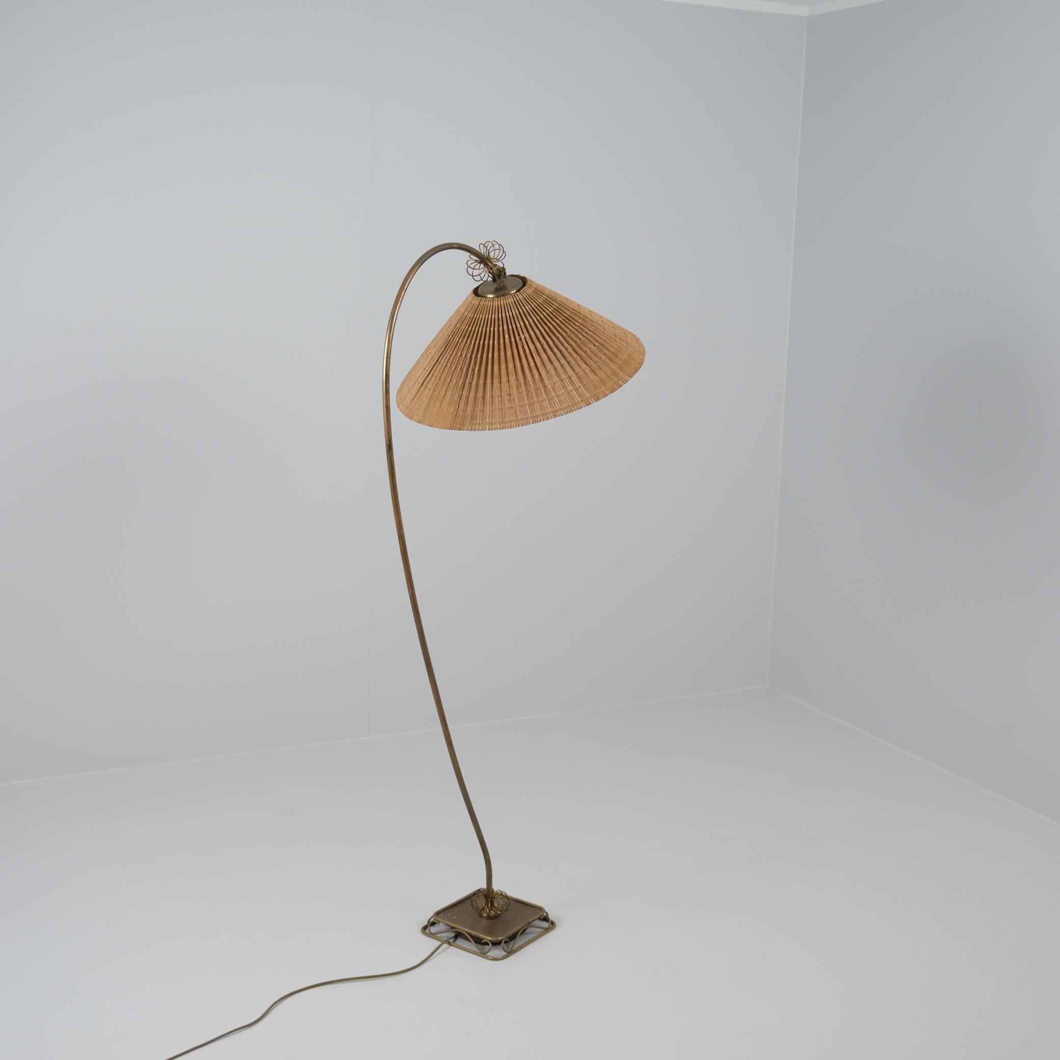 Lámpara de pie moderna de mediados de siglo Attr. a Gunnel Nyman, 60588/40080 de Idman, década de 1940 en venta 2