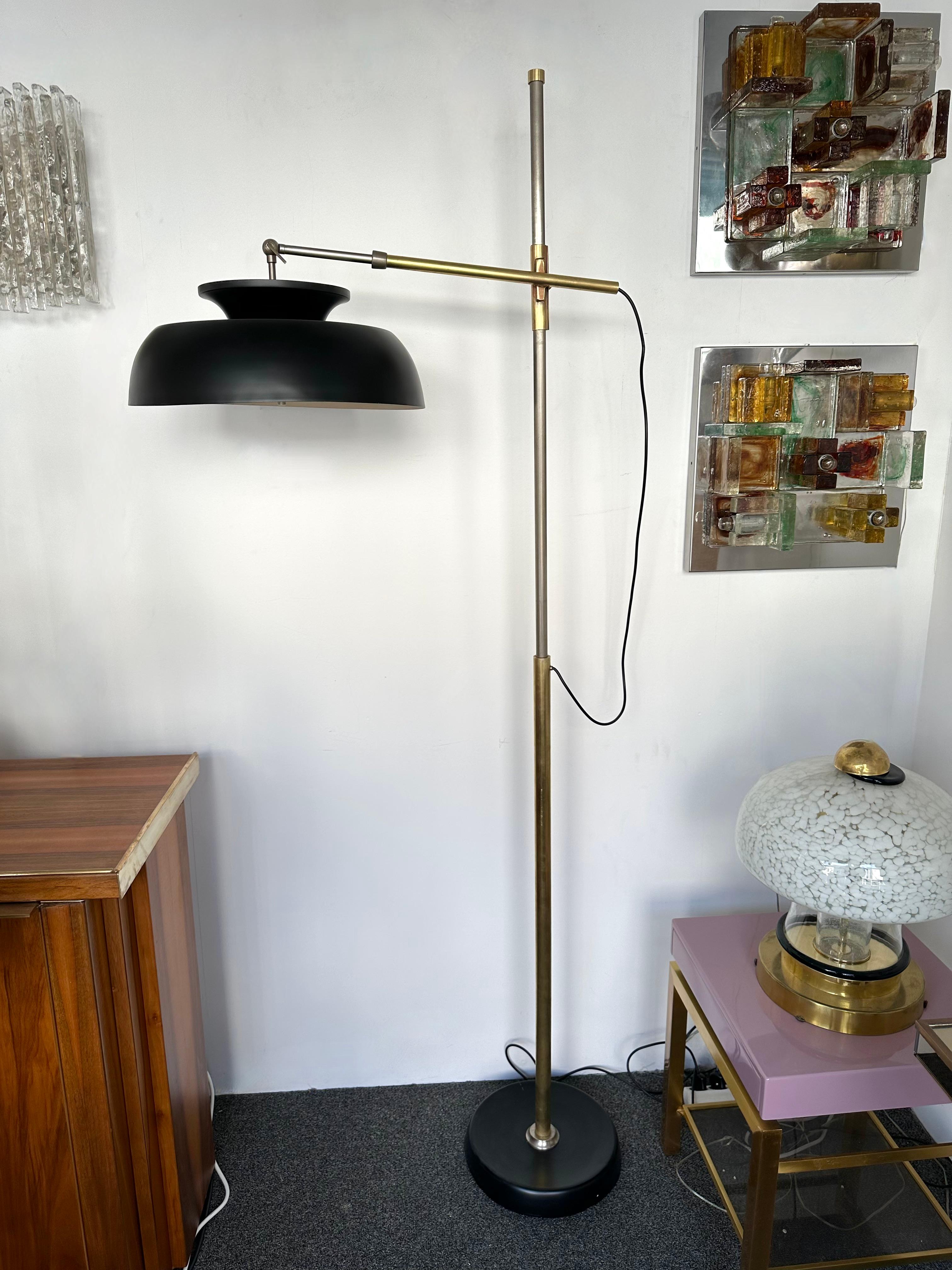 Lampadaire en métal laqué laiton de style mi-siècle moderne, Lumi, Italie, années 1950 en vente 5