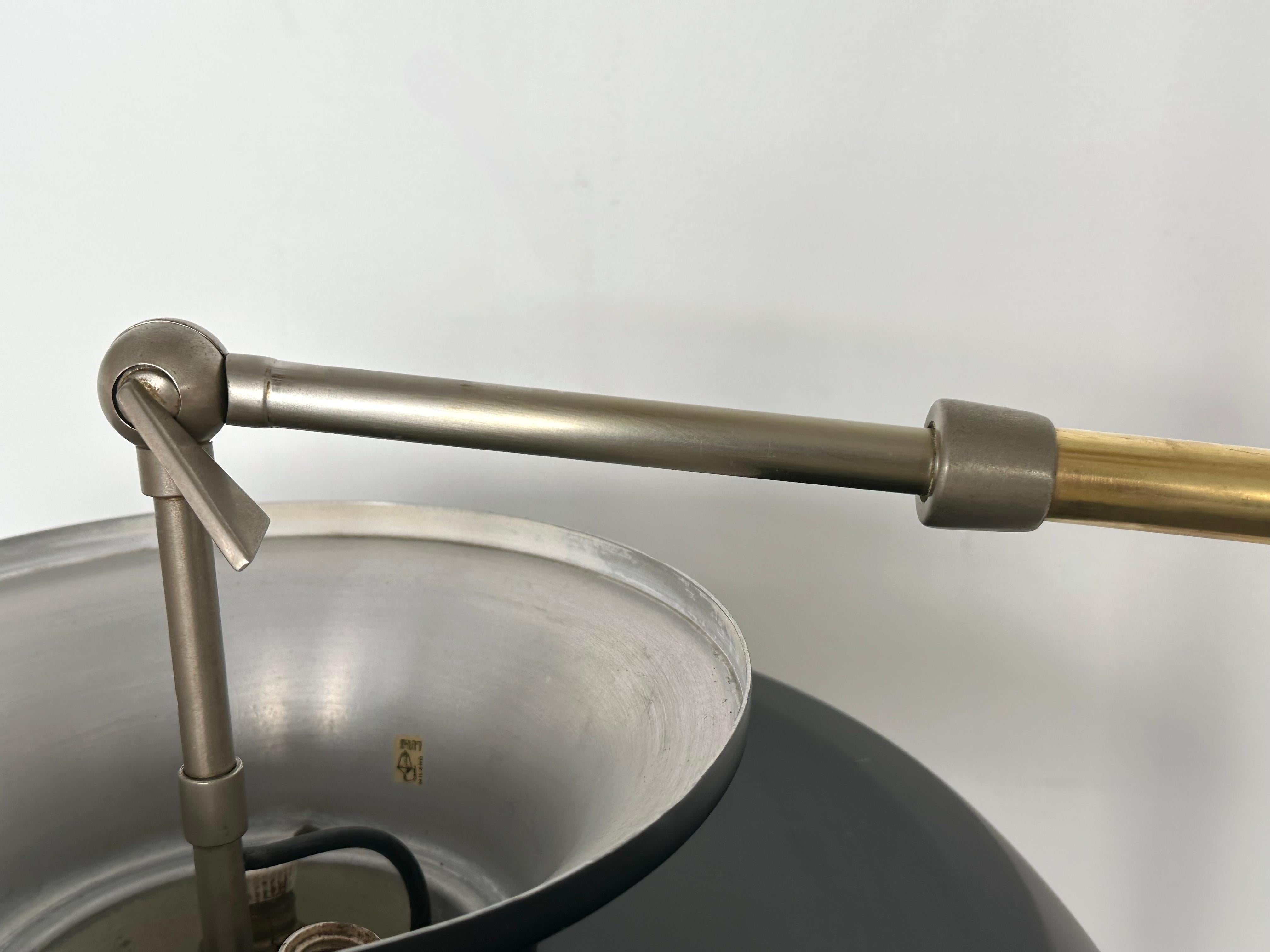 Mid-Century Modern Lampadaire en métal laqué laiton de style mi-siècle moderne, Lumi, Italie, années 1950 en vente