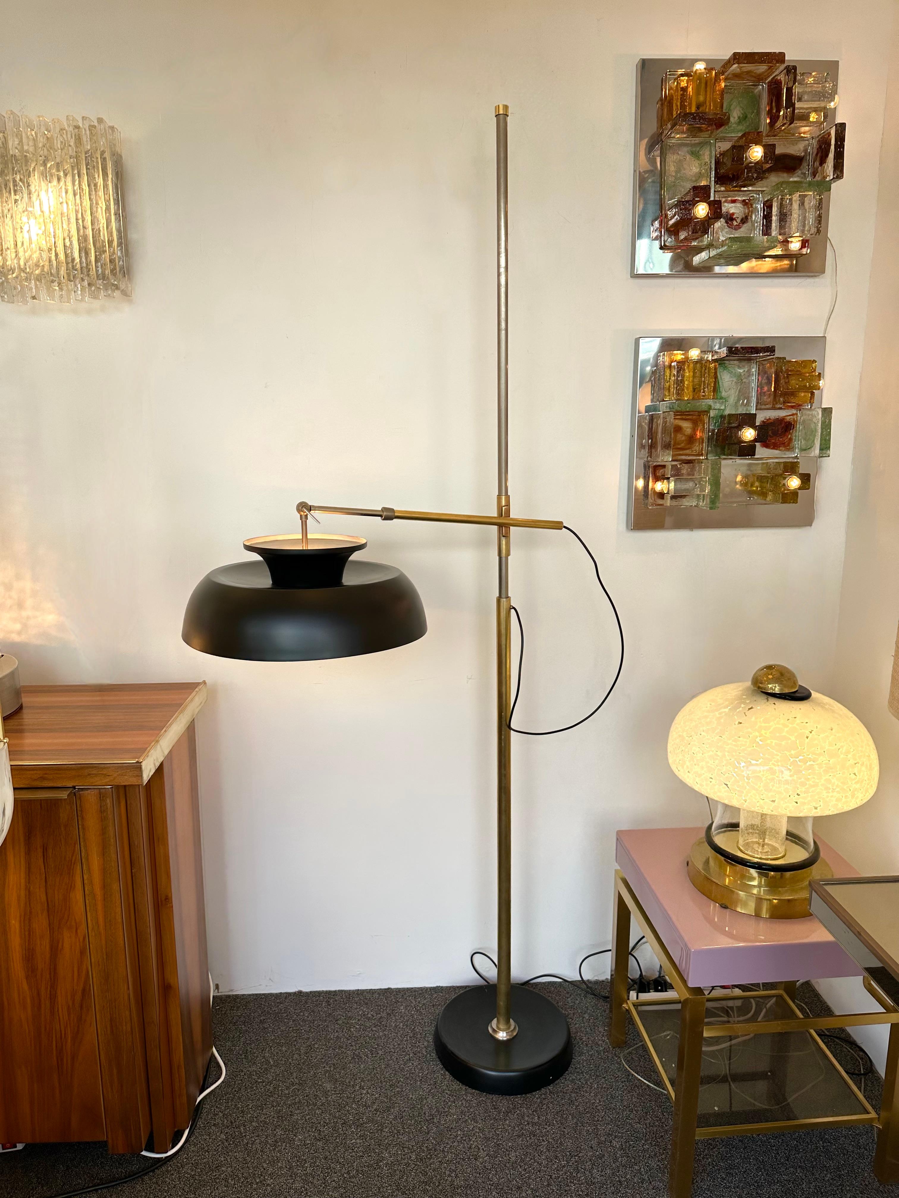 Lampadaire en métal laqué laiton de style mi-siècle moderne, Lumi, Italie, années 1950 en vente 1