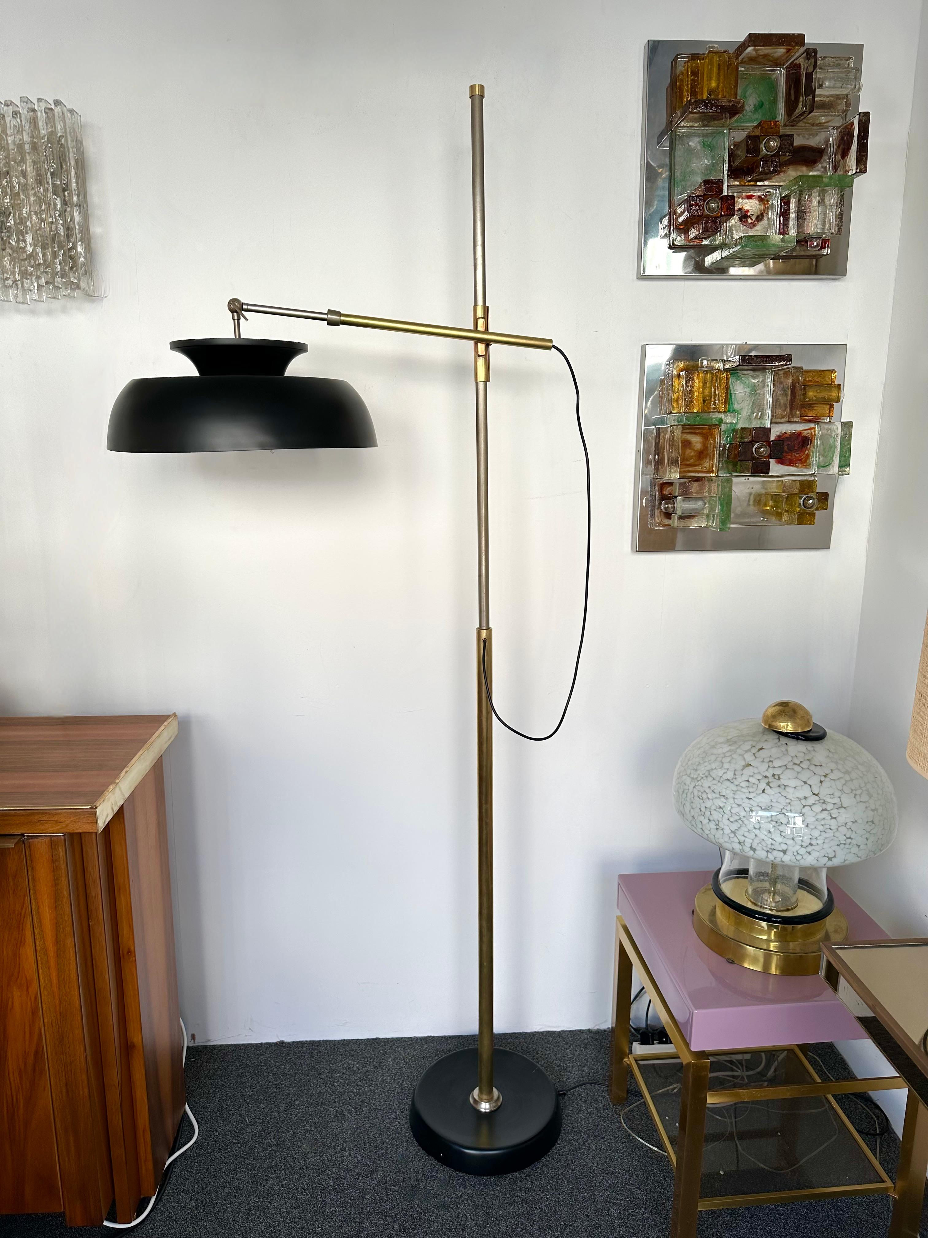 Lampadaire en métal laqué laiton de style mi-siècle moderne, Lumi, Italie, années 1950 en vente 2