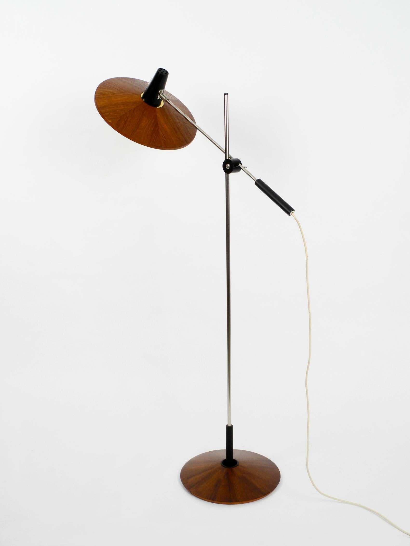 Very rare Mid-Century Modern floor lamp with teak veneer and very large lampshade.
Designed by George Frydman. Made by Temde. Made in Switzerland.
Steplessly adjustable. Very nice minimalistic 1950s design. With nice plastic diffuser for pleasant