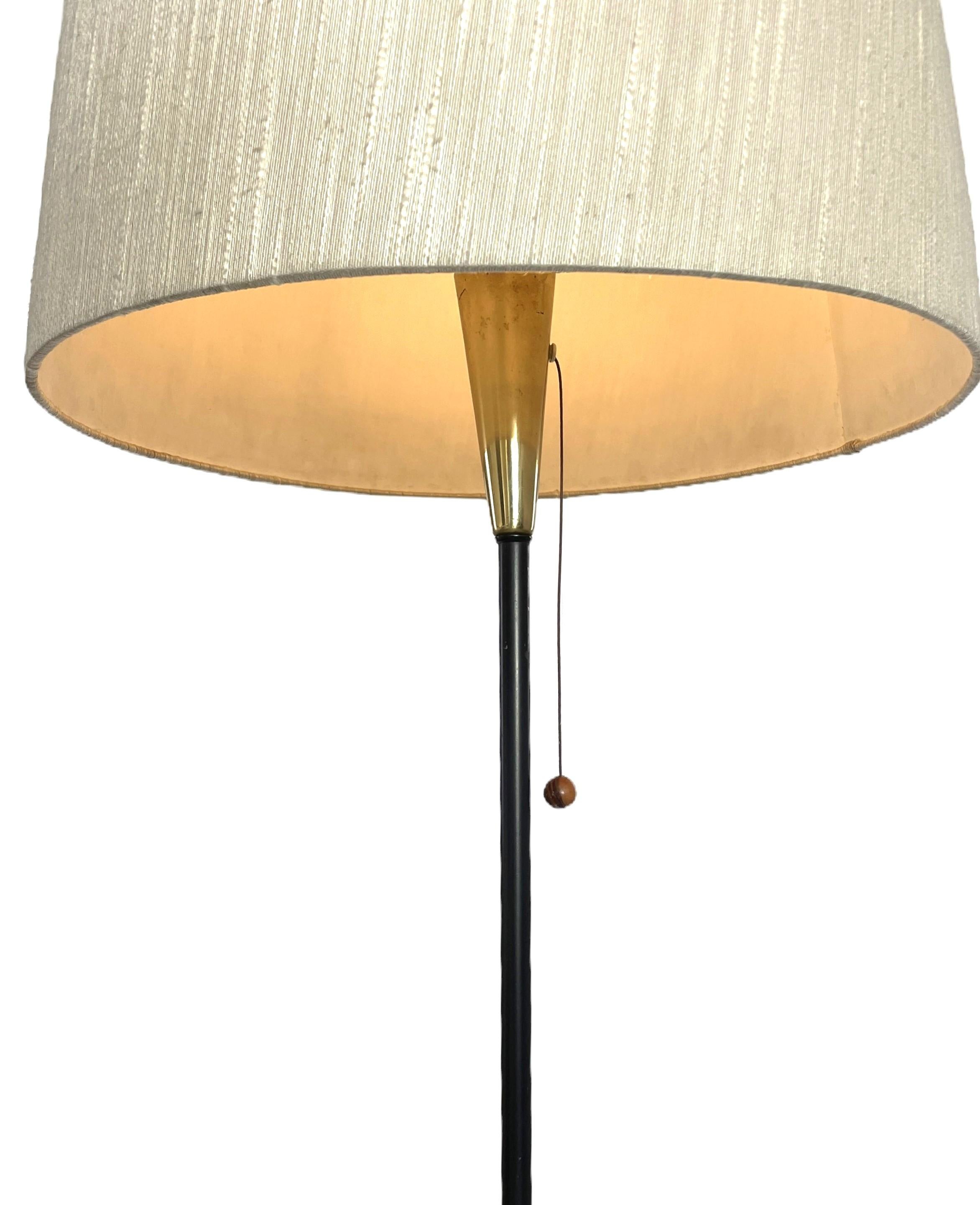 Die von Maria Lindeman in den 1950er Jahren für Idman in Finnland entworfene Stehlampe repräsentiert die finnische Moderne der Jahrhundertmitte in ihrer besten Form. Lindemans meisterhafte Handschrift zeigt sich in diesem Stück, in dem Modernität