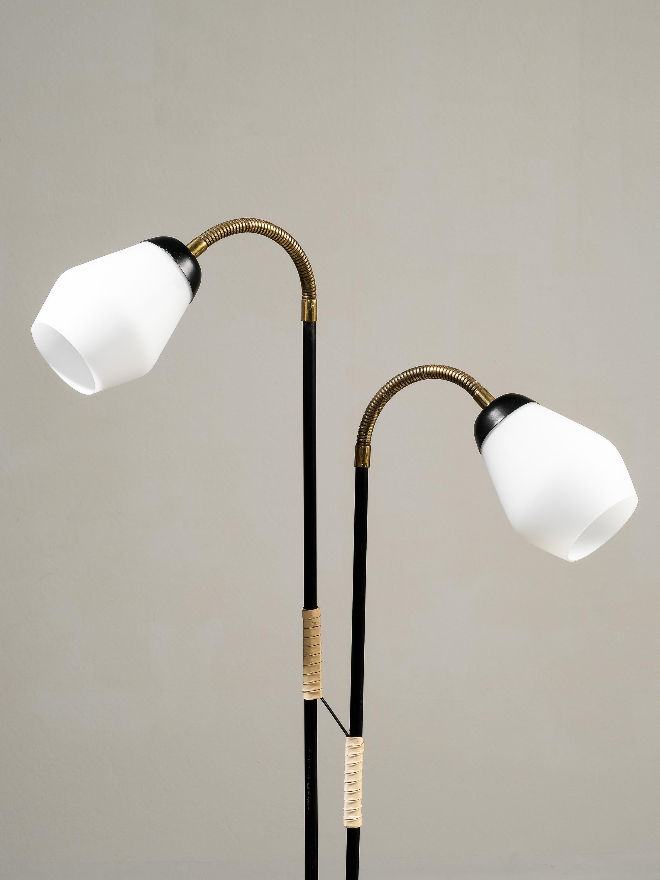 Finnish mid-century modern floor lamp by Valinte Oy, 1950s. Painted metal with plastic wrapping and brass details. Two milk glass shades with E27 bulb holders.

Good vintage condition.