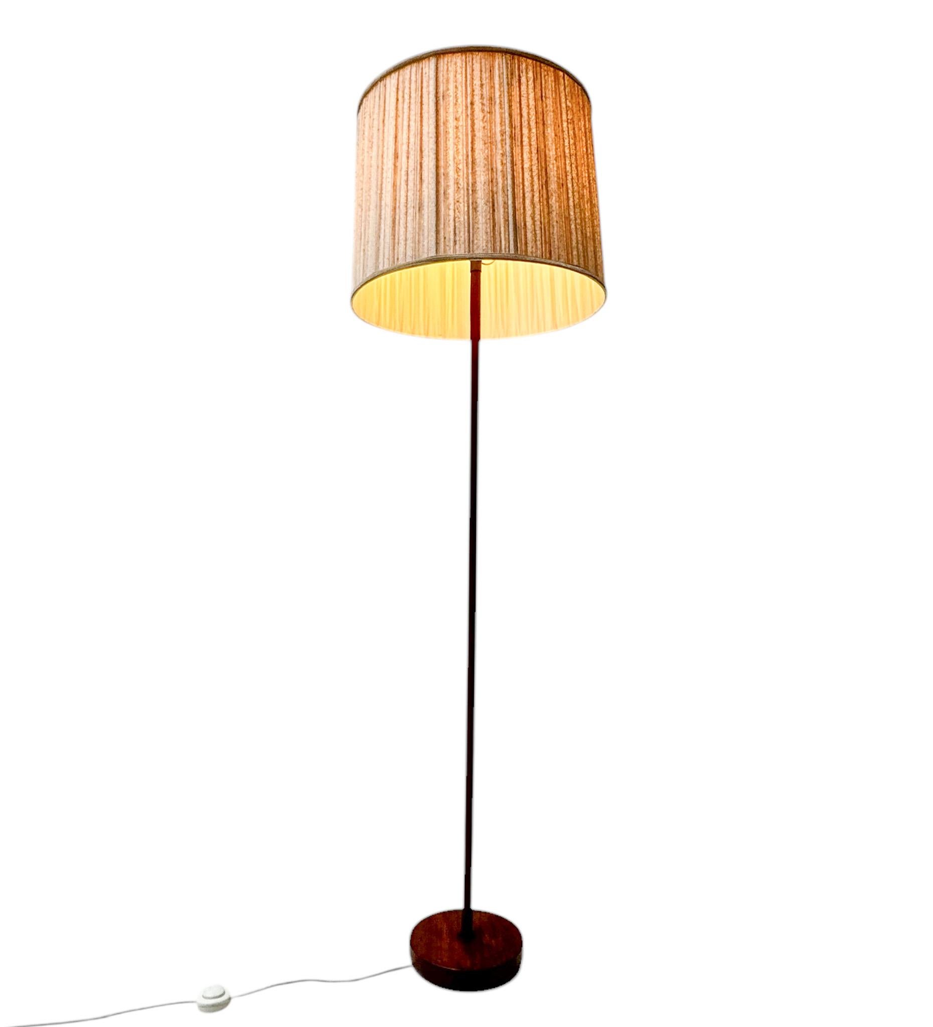 Splendida ed elegante lampada da terra in stile Mid-Century Modern.
Design di Walka Amsterdam.
Un sorprendente design olandese degli anni '1950.
Stelo e base in teak massiccio con un attacco originale per lampadina E-27.
Il paralume originale ha il