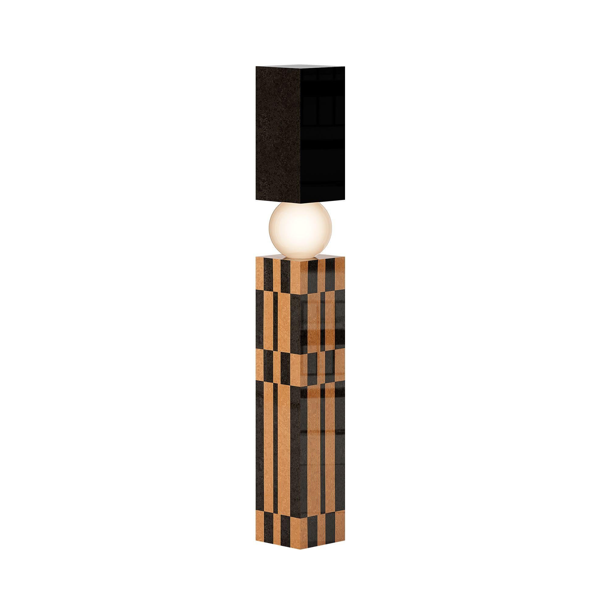 Le lampadaire Athena Wood redéfinit l'élégance minimale, en associant une base en bois sombre à des lignes architecturales épurées. Inspirée par l'esthétique brutaliste, sa forme structurée dégage une sophistication tranquille, offrant un contraste