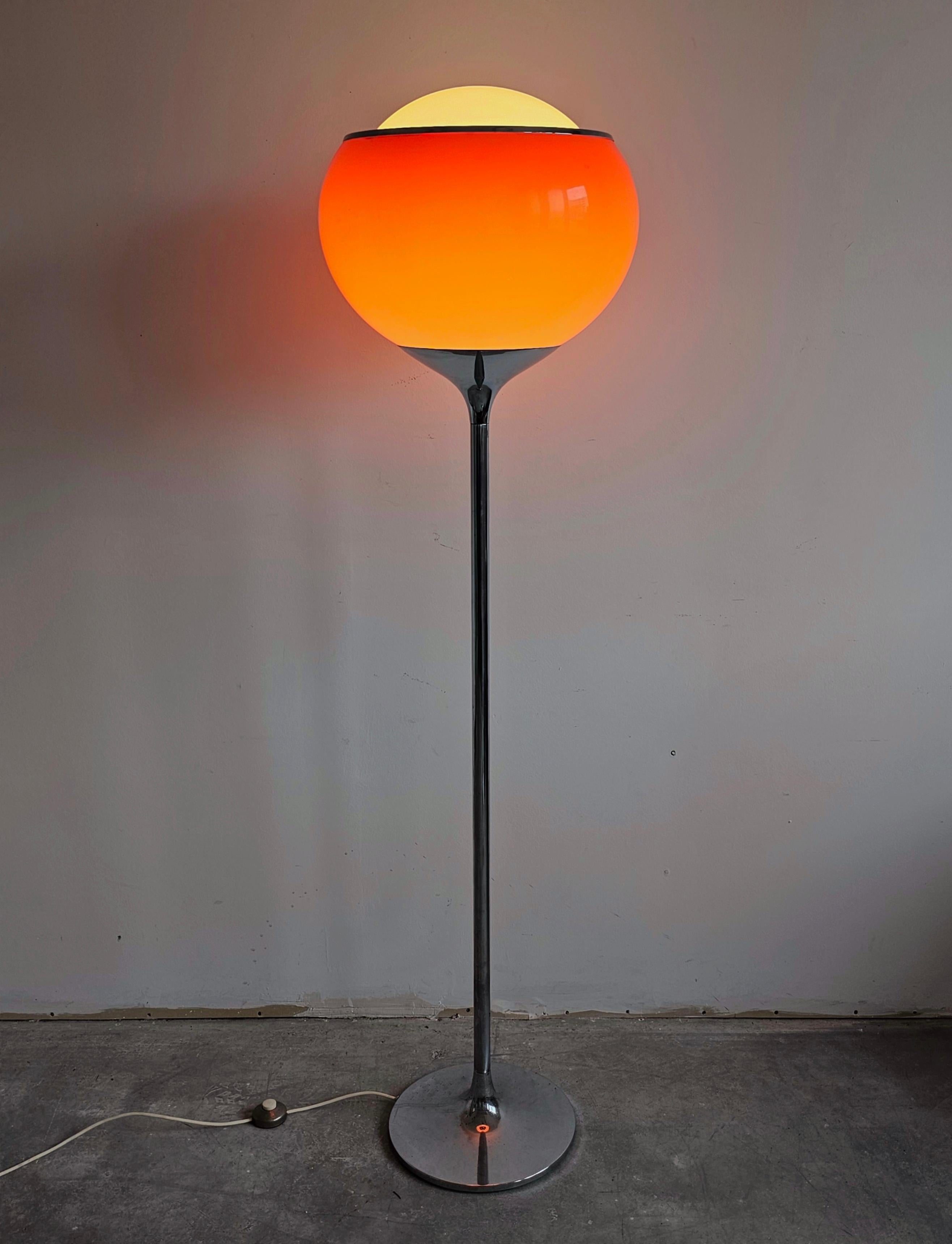 En este anuncio encontrarás una llamativa y muy rara lámpara de pie Mid Century Modern o Space Age diseñada por Harvey Guzzini y fabricada por Meblo. El modelo de la lámpara se conoce con dos nombres, 