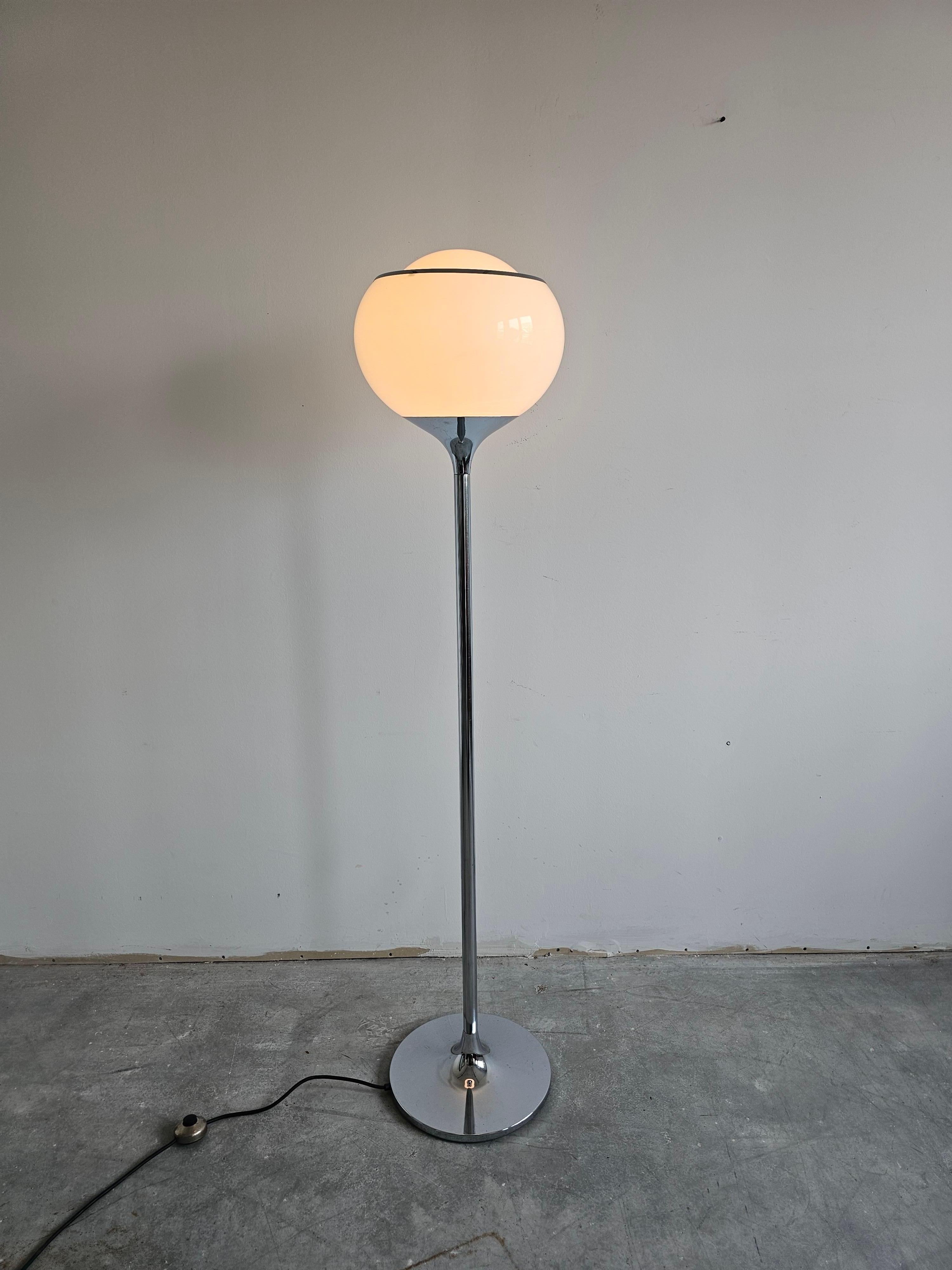 En este anuncio encontrarás una llamativa y muy rara lámpara de pie Mid Century Modern o Space Age diseñada por Harvey Guzzini y fabricada por Meblo. El modelo de la lámpara se conoce con dos nombres, 