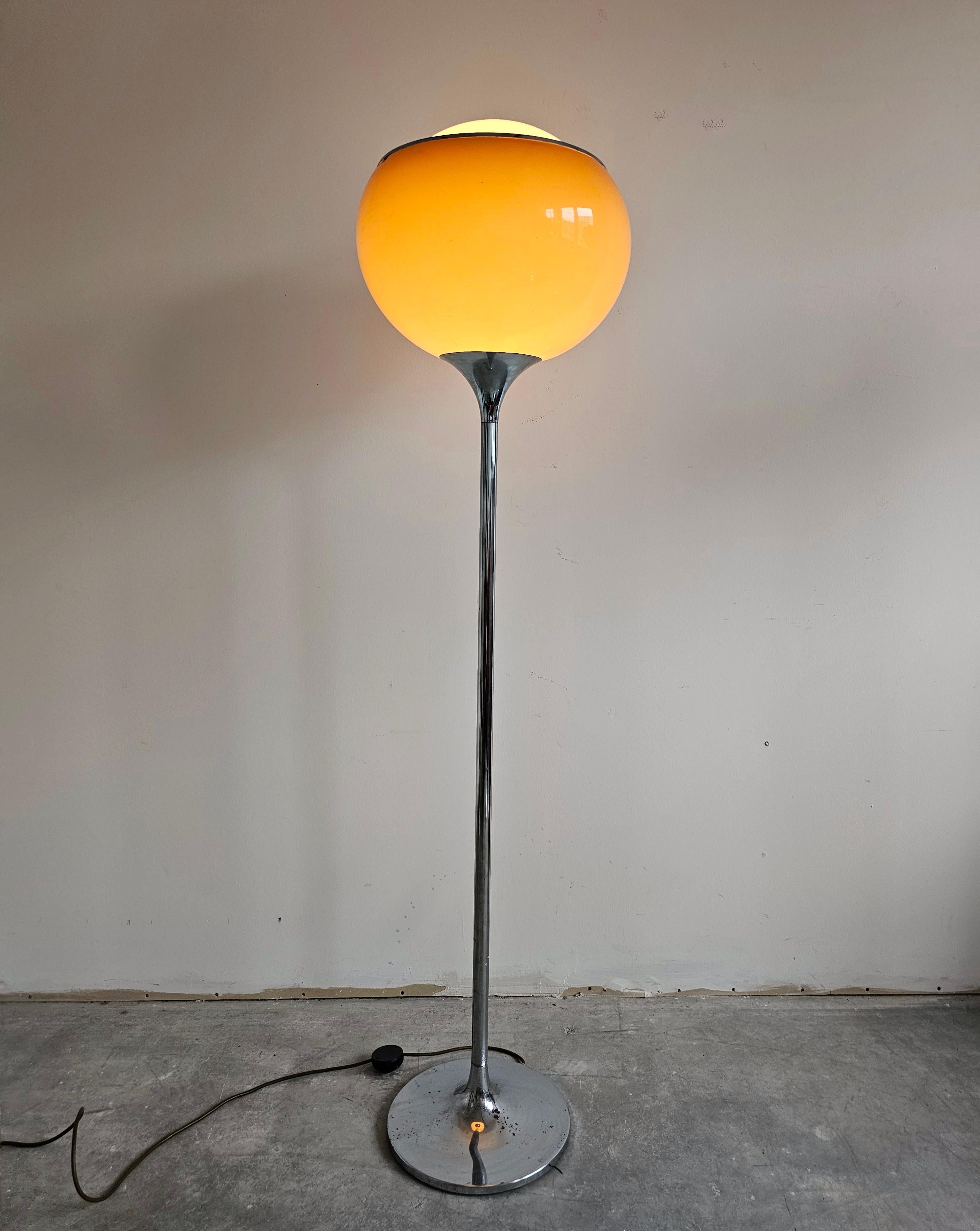 En este anuncio encontrarás una llamativa y muy rara lámpara de pie Mid Century Modern o Space Age diseñada por Harvey Guzzini y fabricada por Meblo. El modelo de la lámpara se conoce con dos nombres, 