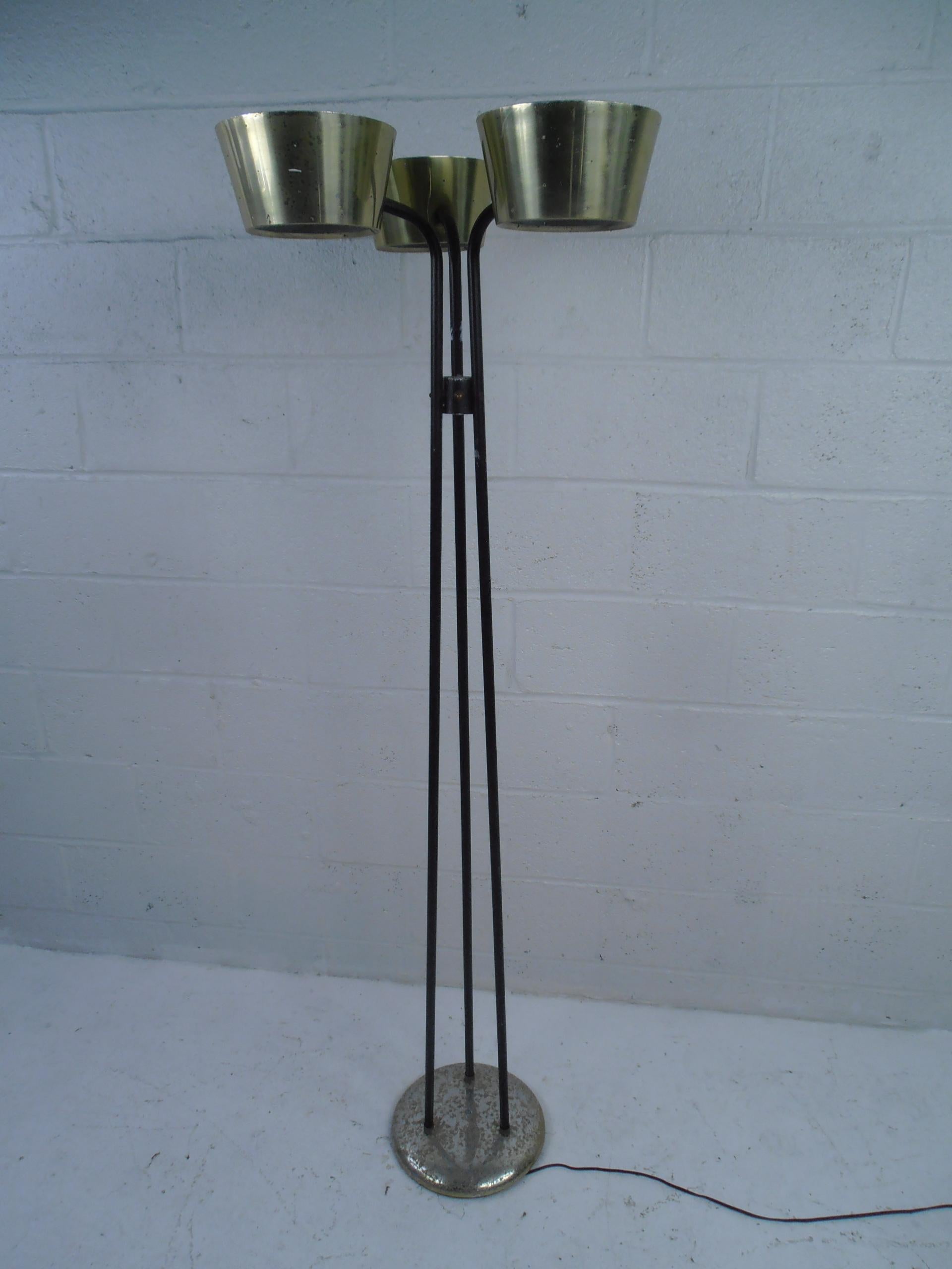 A vintage modern brass and metal floor lamp. A unique design that provides maximum light, at no cost to its style. It's versatility makes it perfect for any bedroom/office/living room.

(Please confirm pickup with dealer NY/NJ).