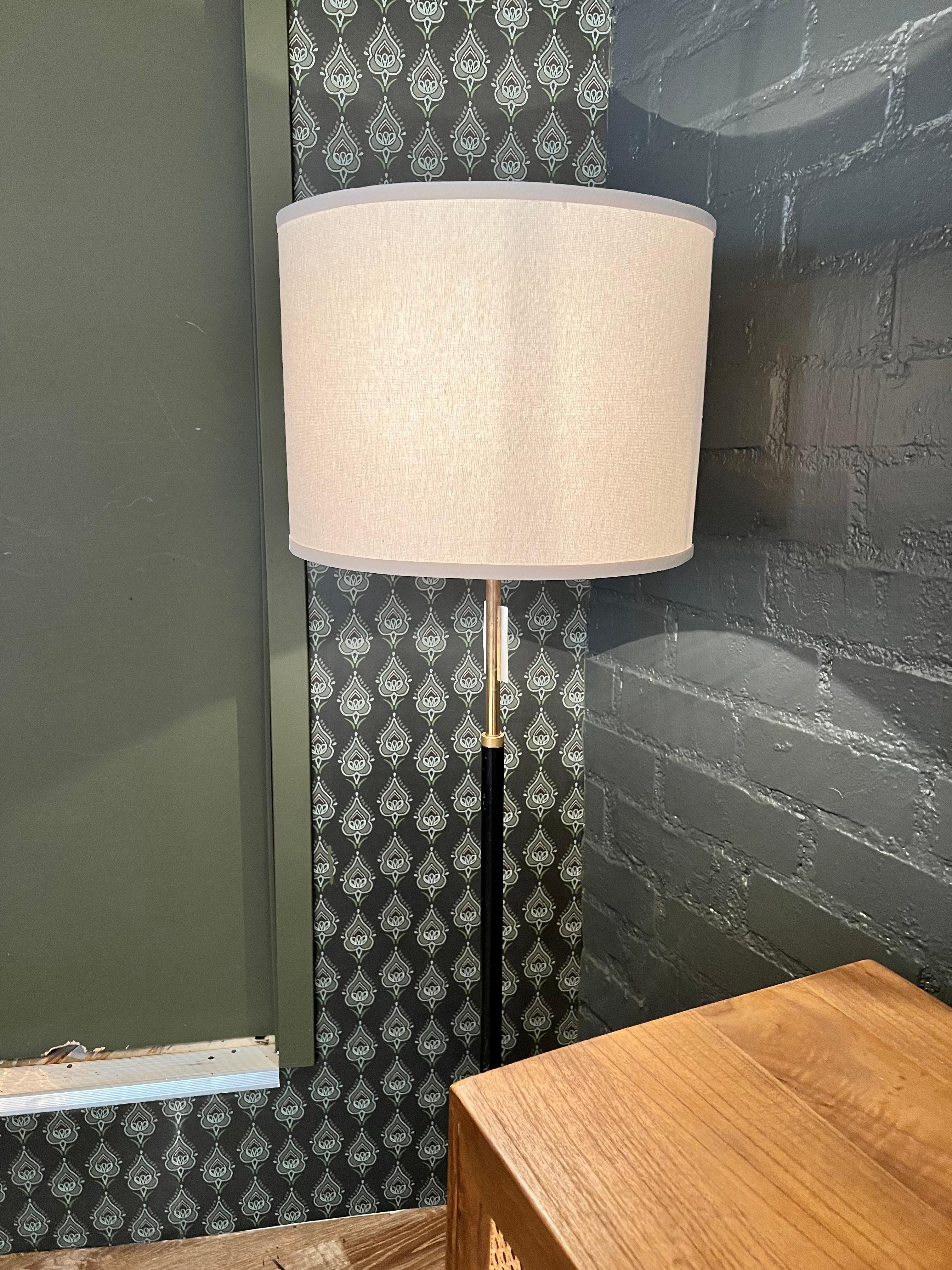 North American Mid Century Modern Floor Lamp in Black and Gold Metal For Sale