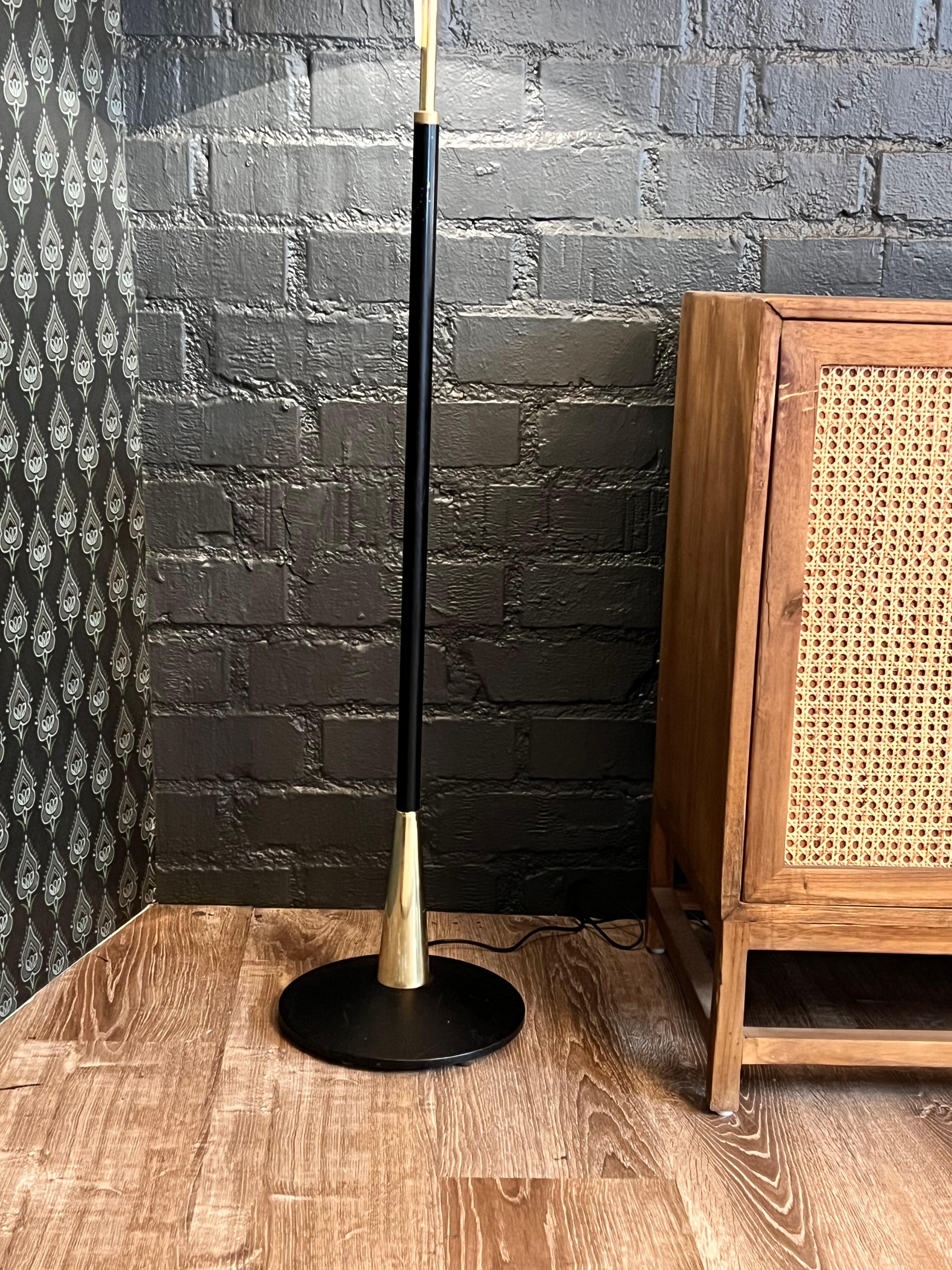 Mid Century Modern Floor Lamp in Black and Gold Metal In Good Condition For Sale In Los Angeles, CA