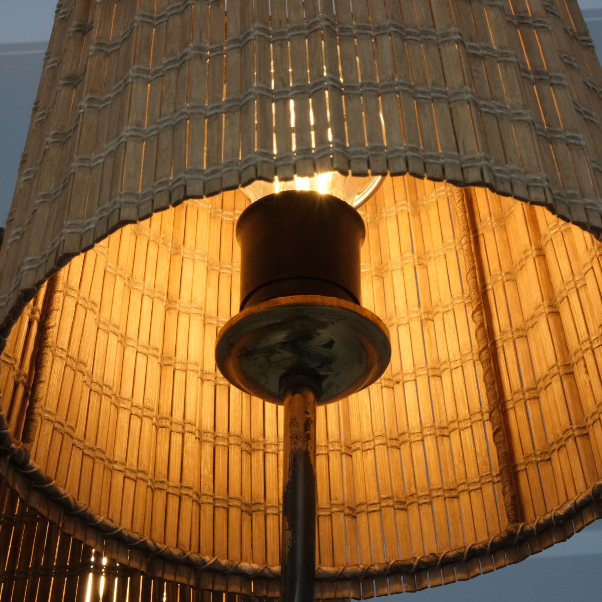 Metà XX secolo Lampada da terra moderna di metà secolo in ottone e rattan, V.I.I., Finlandia, 1950 in vendita