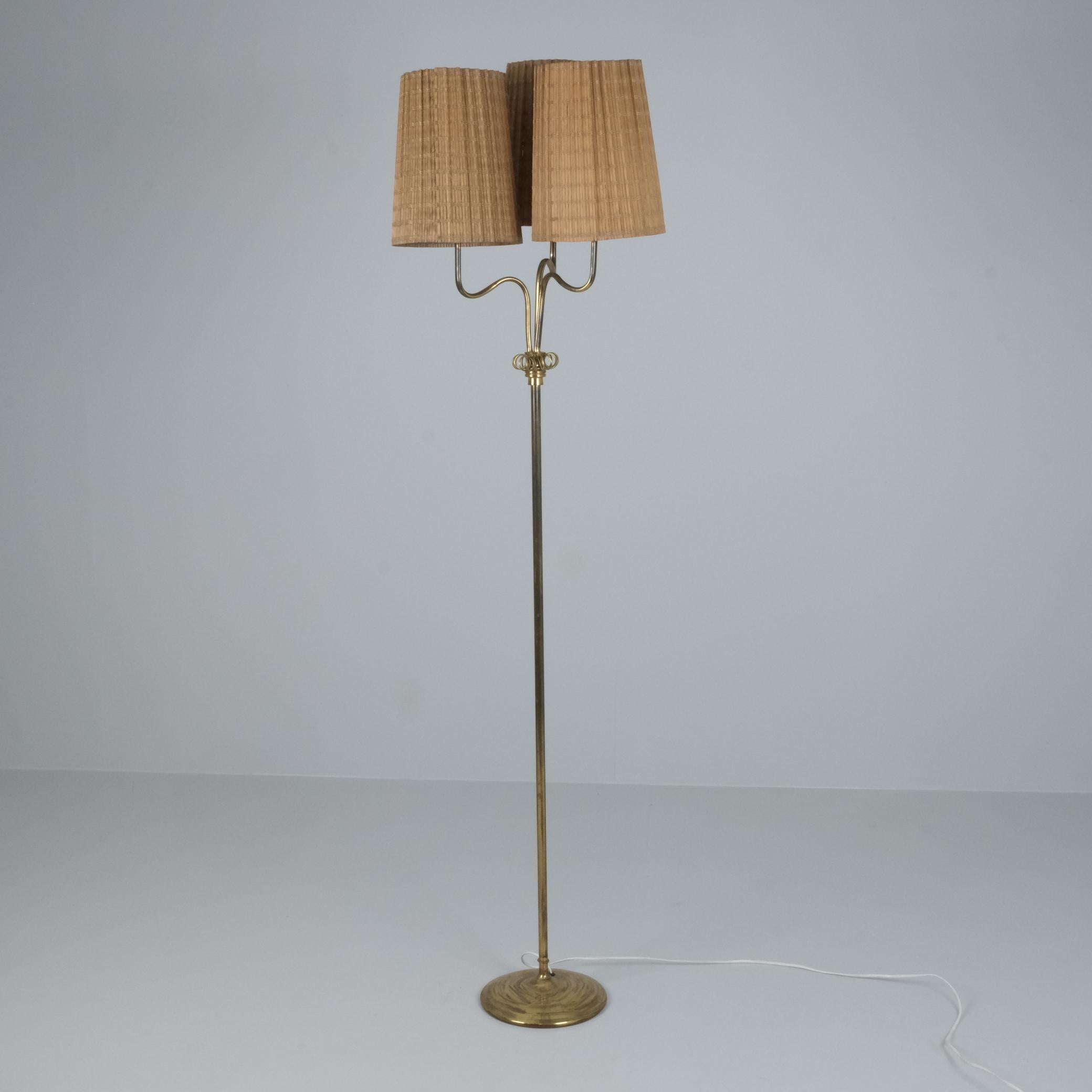 Lampada da terra moderna di metà secolo in ottone e rattan, V.I.I., Finlandia, 1950 in vendita 1