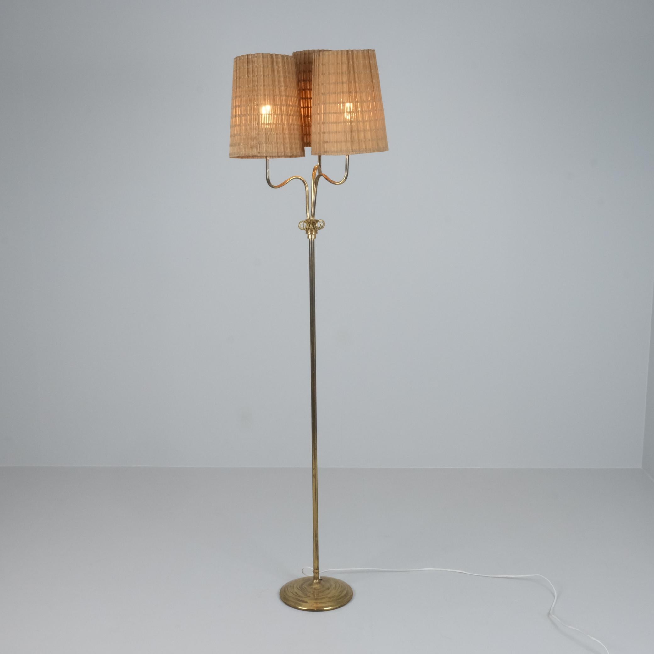 Lampada da terra moderna di metà secolo in ottone e rattan, V.I.I., Finlandia, 1950 in vendita 2