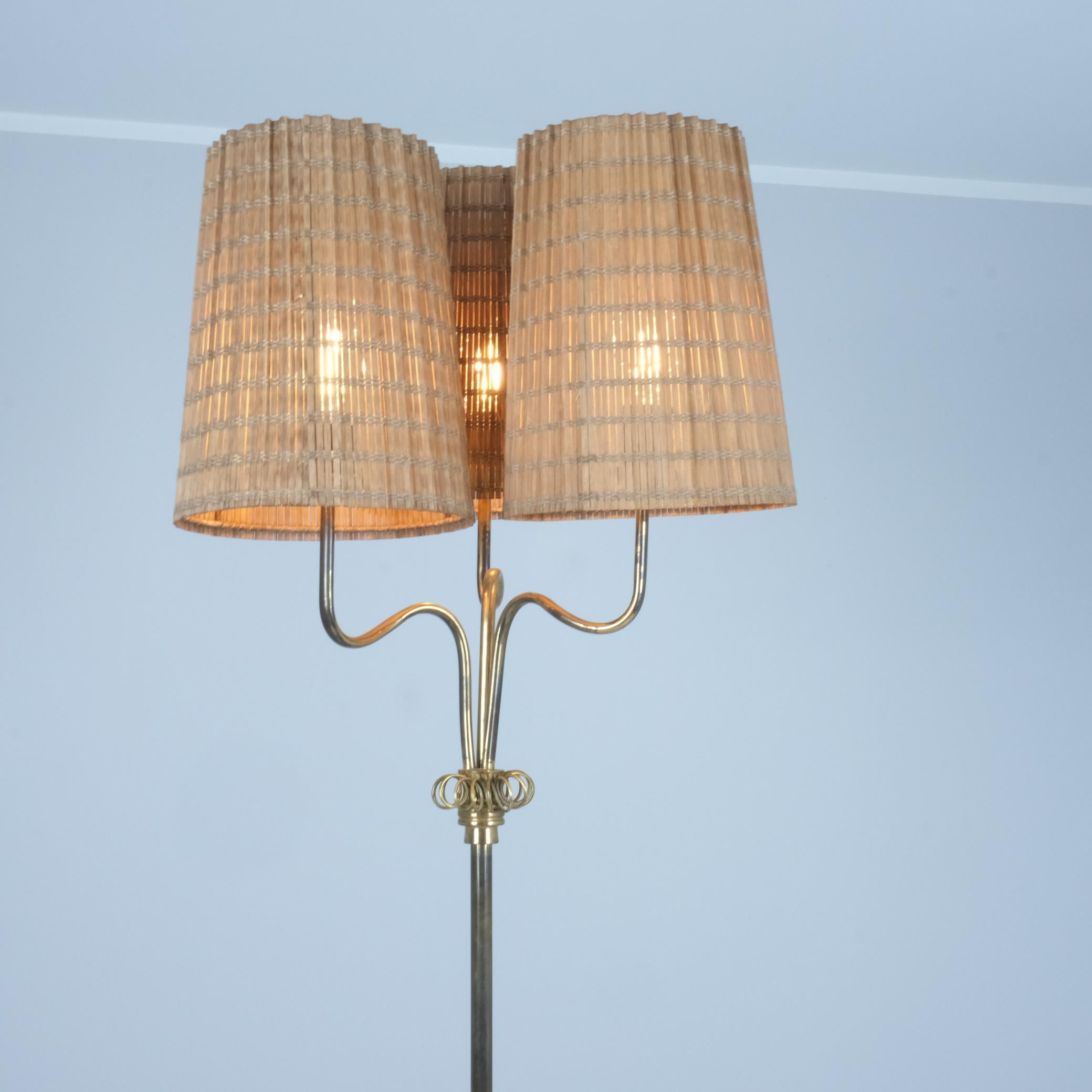 Lampada da terra moderna di metà secolo in ottone e rattan, V.I.I., Finlandia, 1950 in vendita 3