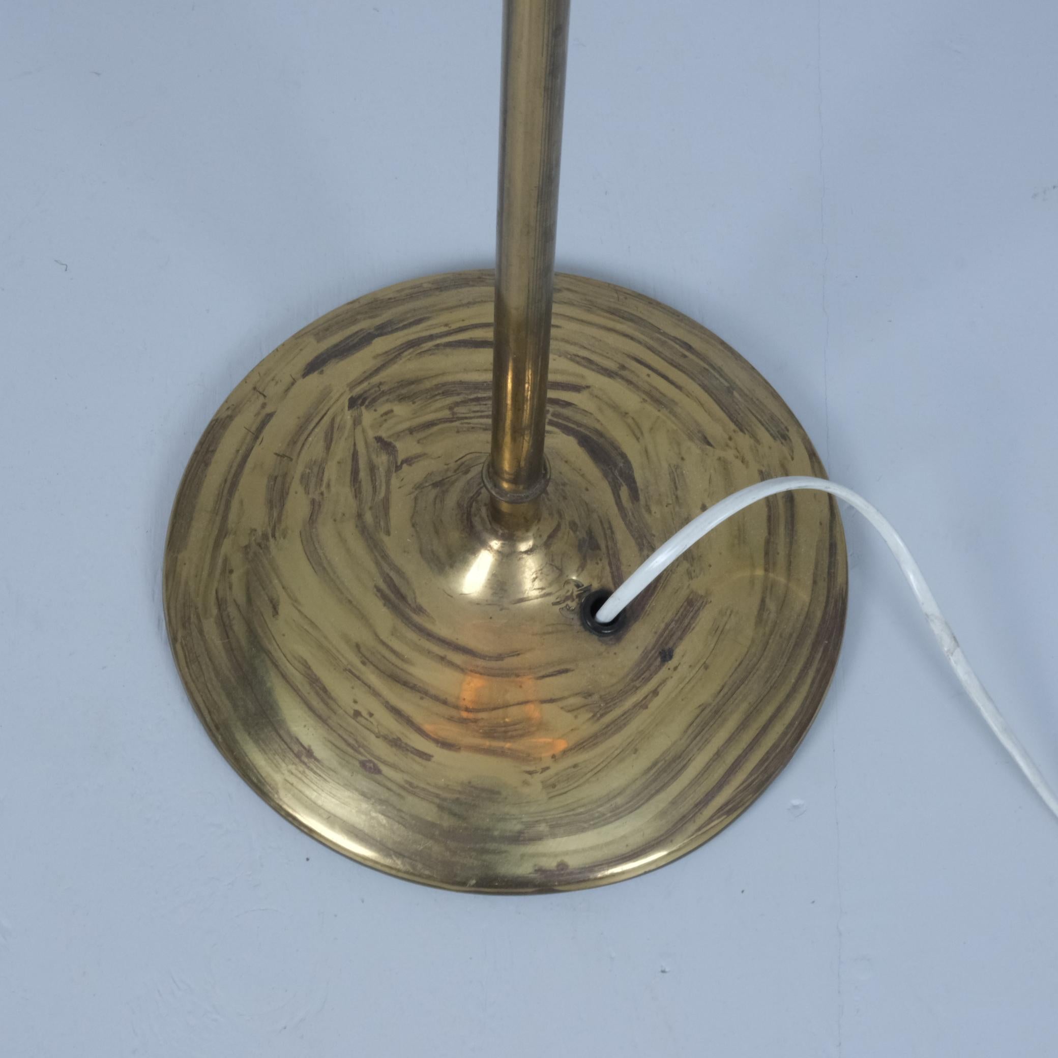 Mid-Century moderno Lampada da terra moderna di metà secolo in ottone e rattan, V.I.I., Finlandia, 1950 in vendita