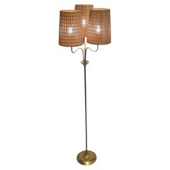 Lampada da terra moderna di metà secolo in ottone e rattan, V.I.I., Finlandia, 1950
