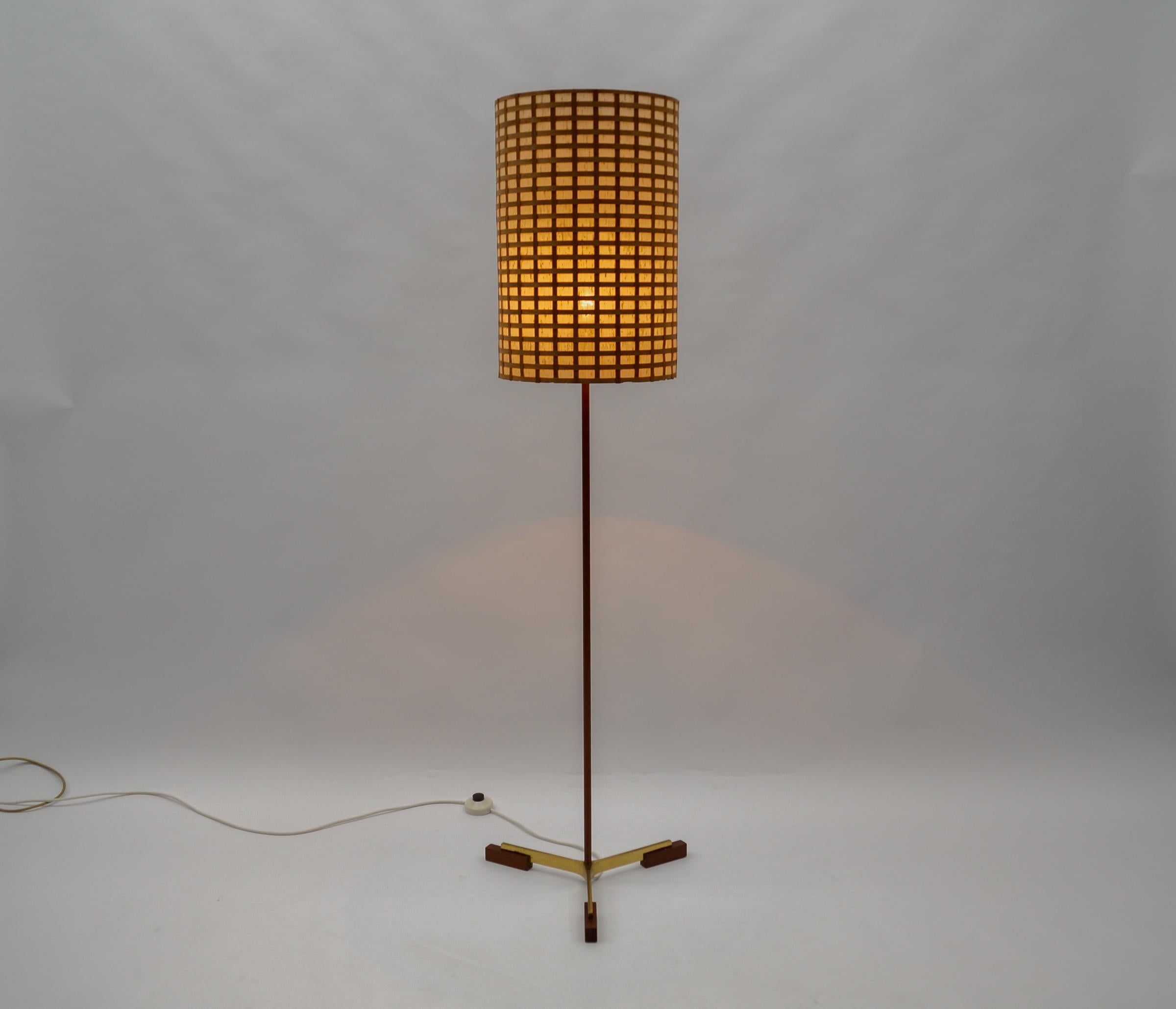  Mid-Century Modern Floor Lamp in Brass and Teak from Temde, 1960s Switzerland In Good Condition For Sale In Nürnberg, Bayern