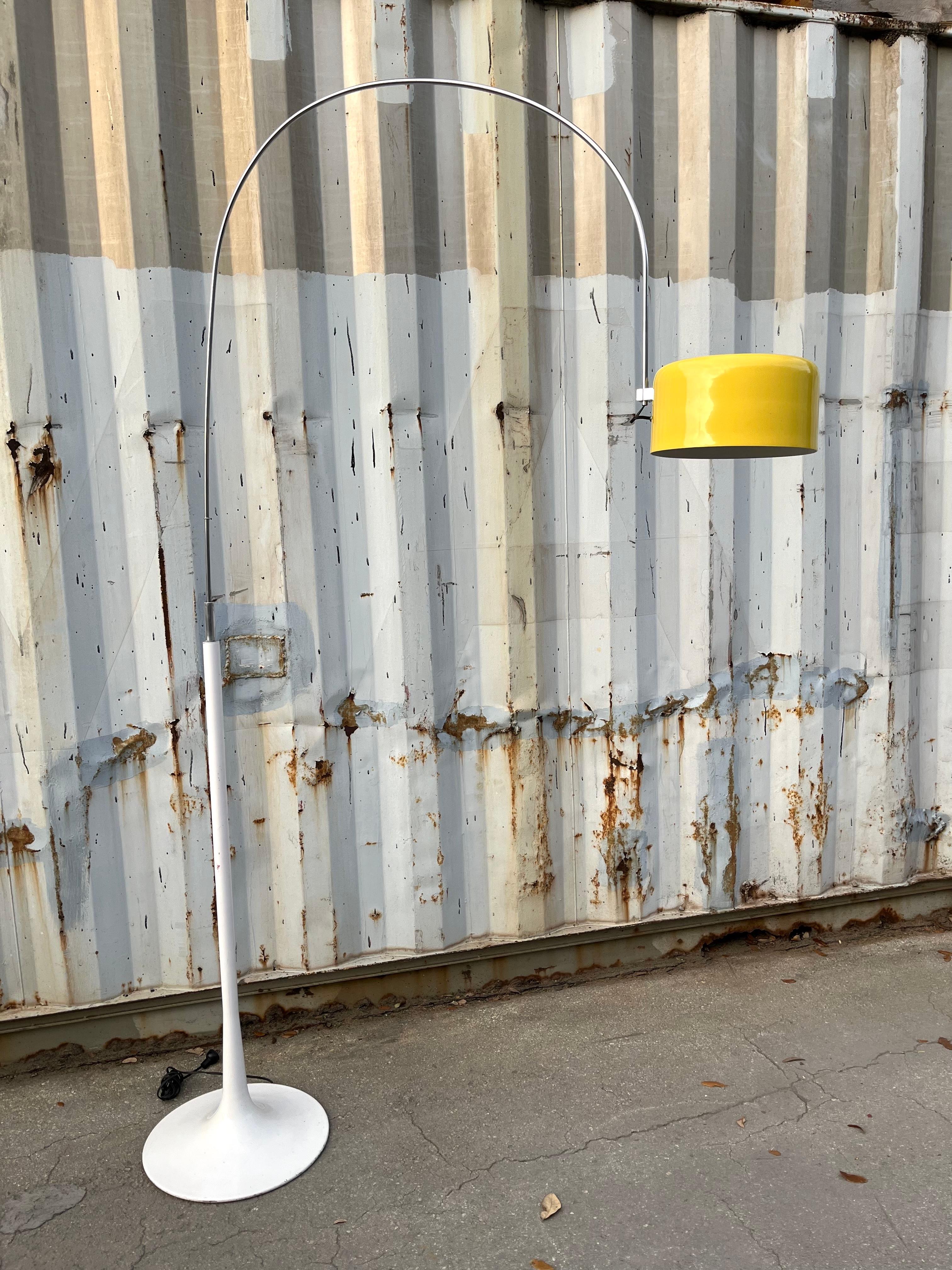 Lampadaire Vintage Mid Century Modern dans le style Joe Colombo. Circa 1970
Comprend une base ronde en métal avec un arc chromé rotatif et un abat-jour réglable en métal jaune. 
En bon état d'origine avec des signes d'usure correspondant à l'âge et