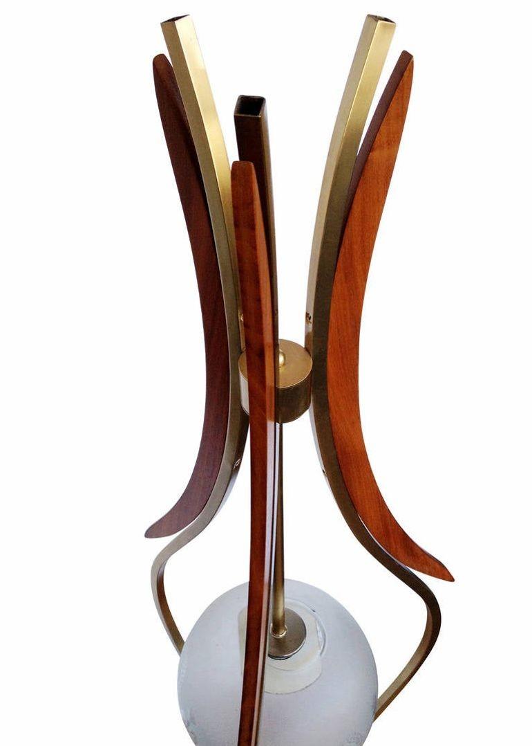Moderne Stehlampe aus der Mitte des Jahrhunderts im Stil von Adrian Pearsall im Angebot 1