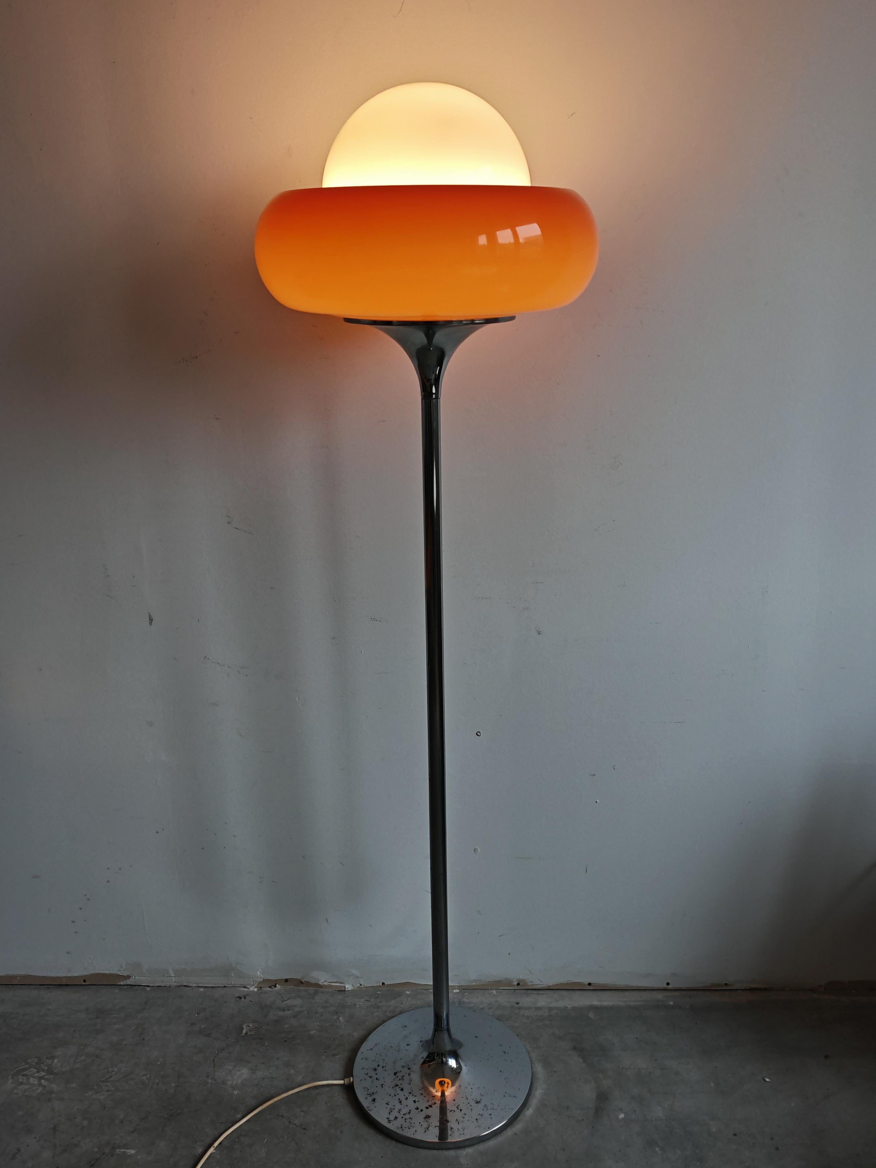 En este anuncio encontrarás una impresionante lámpara de pie Mid Century Modern llamada 