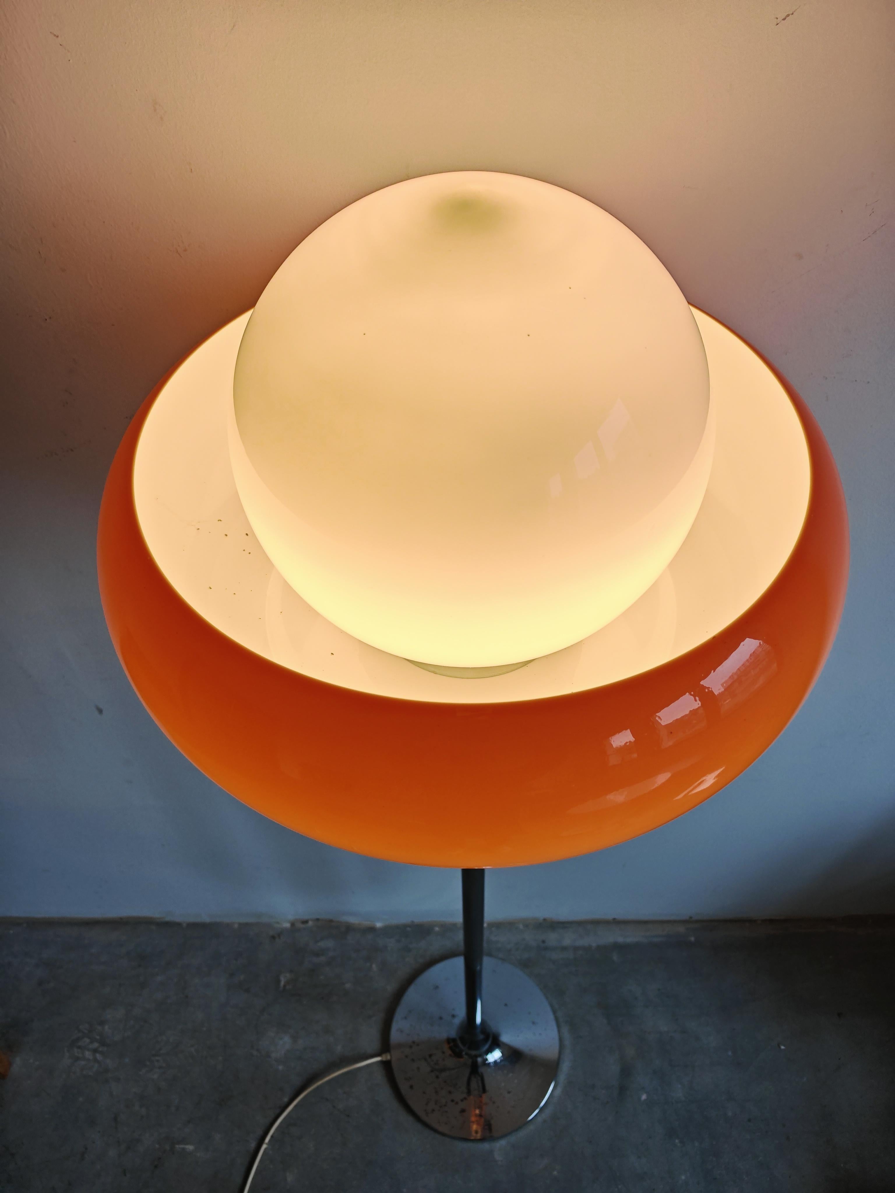 Lámpara de pie moderna de mediados de siglo 