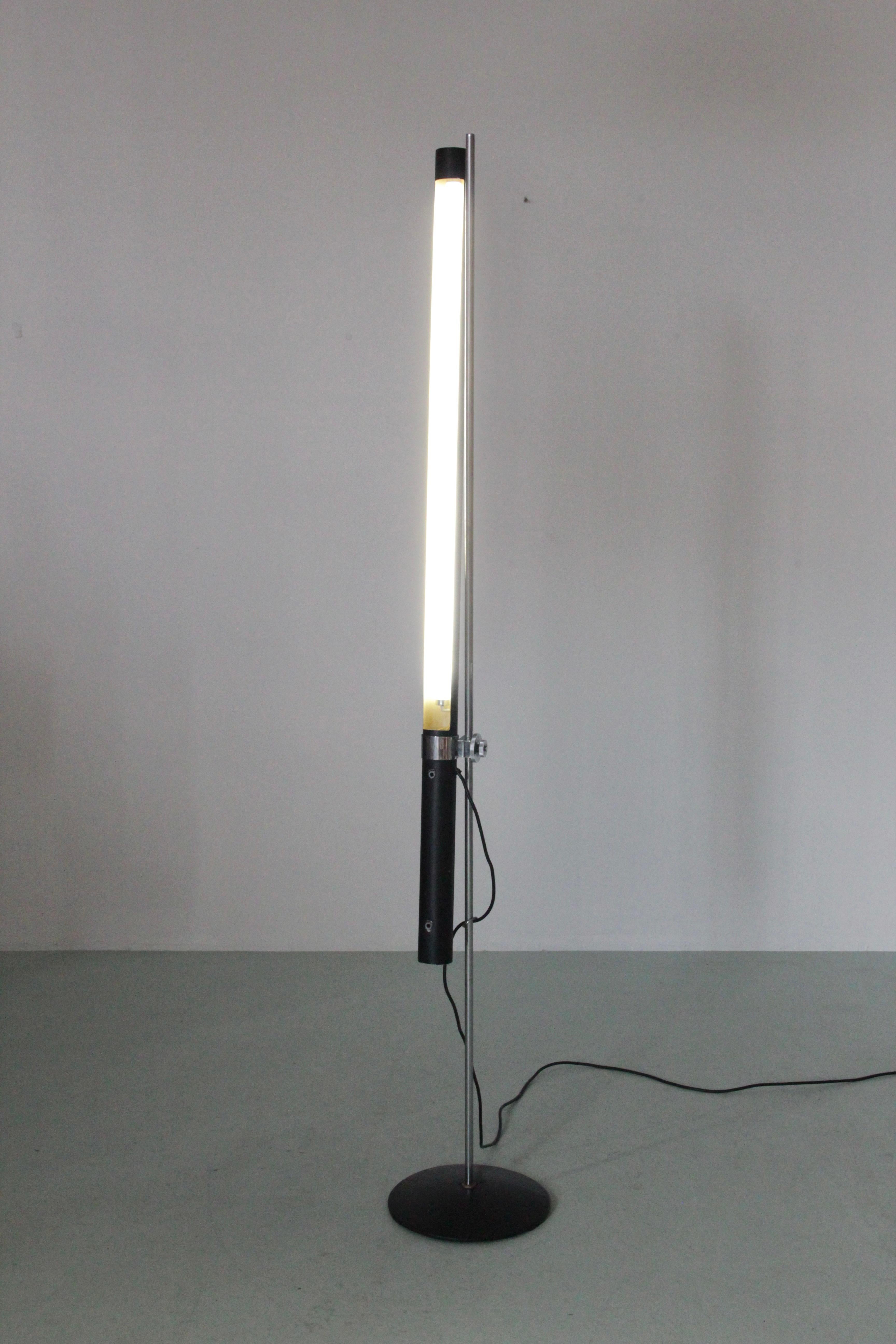 Mediados de siglo  Lámpara de pie moderna Lampadaire modèle 10 474 de Sabine Charoy para Verre & Lumière. 

Sabine Charoy es una diseñadora francesa.
Tras graduarse en la escuela Camondo, se dedicó a la decoración y después a la creación. Primero se