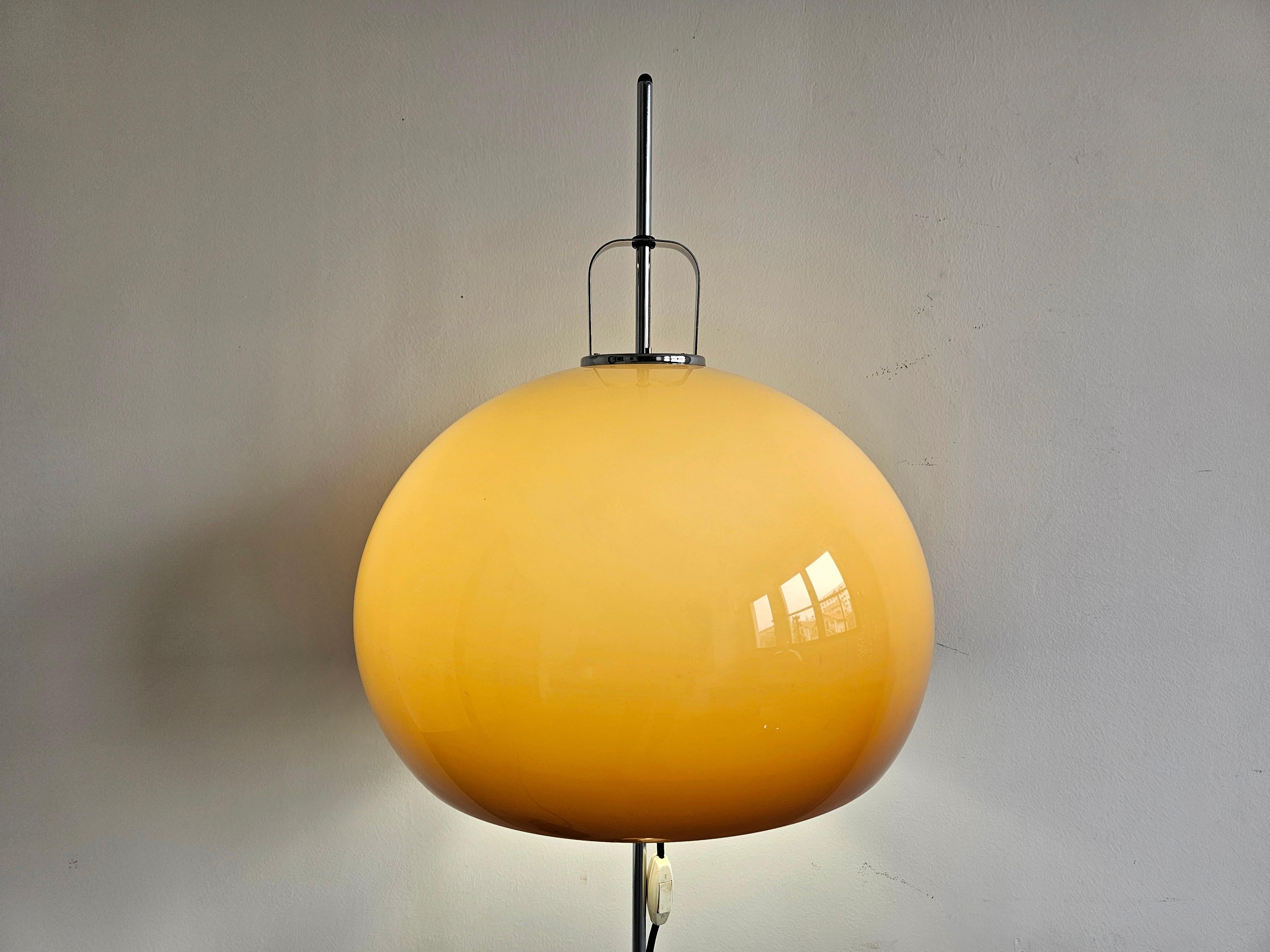 Lampadaire Lucina conçu par Harvey Guzzini, datant du milieu du siècle dernier en vente 4