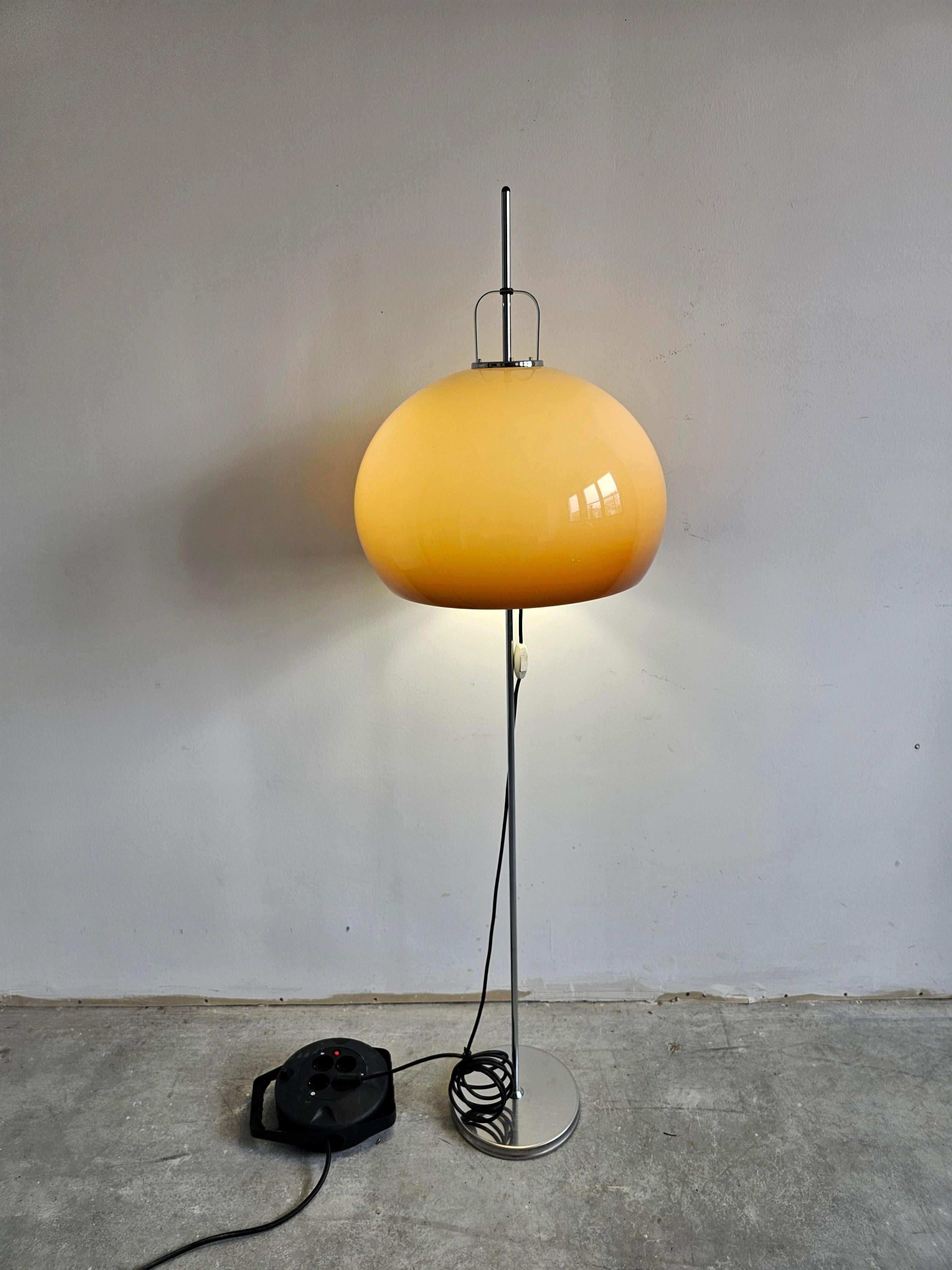 Lampadaire Lucina conçu par Harvey Guzzini, datant du milieu du siècle dernier en vente 5
