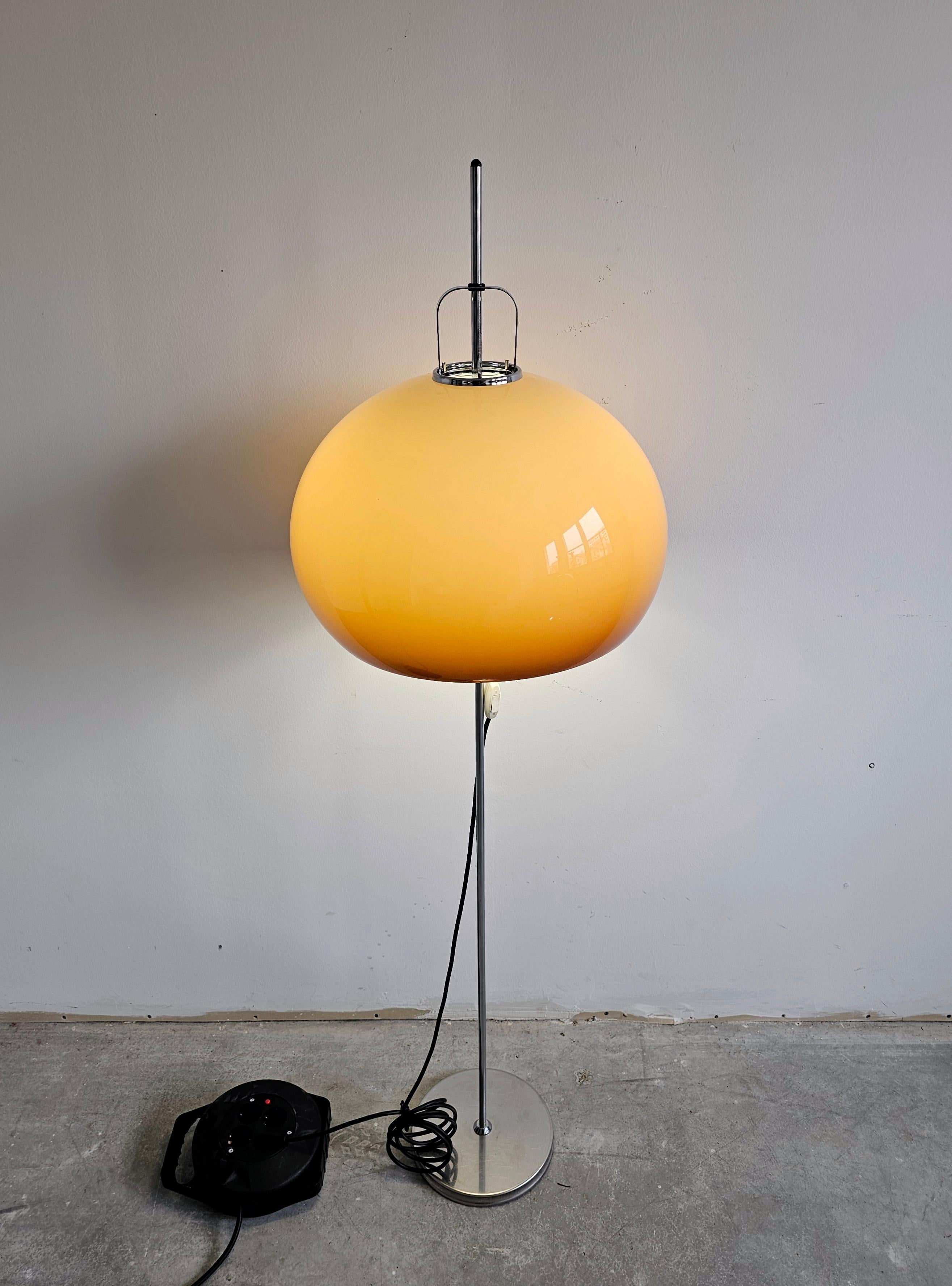 Lampadaire Lucina conçu par Harvey Guzzini, datant du milieu du siècle dernier en vente 8