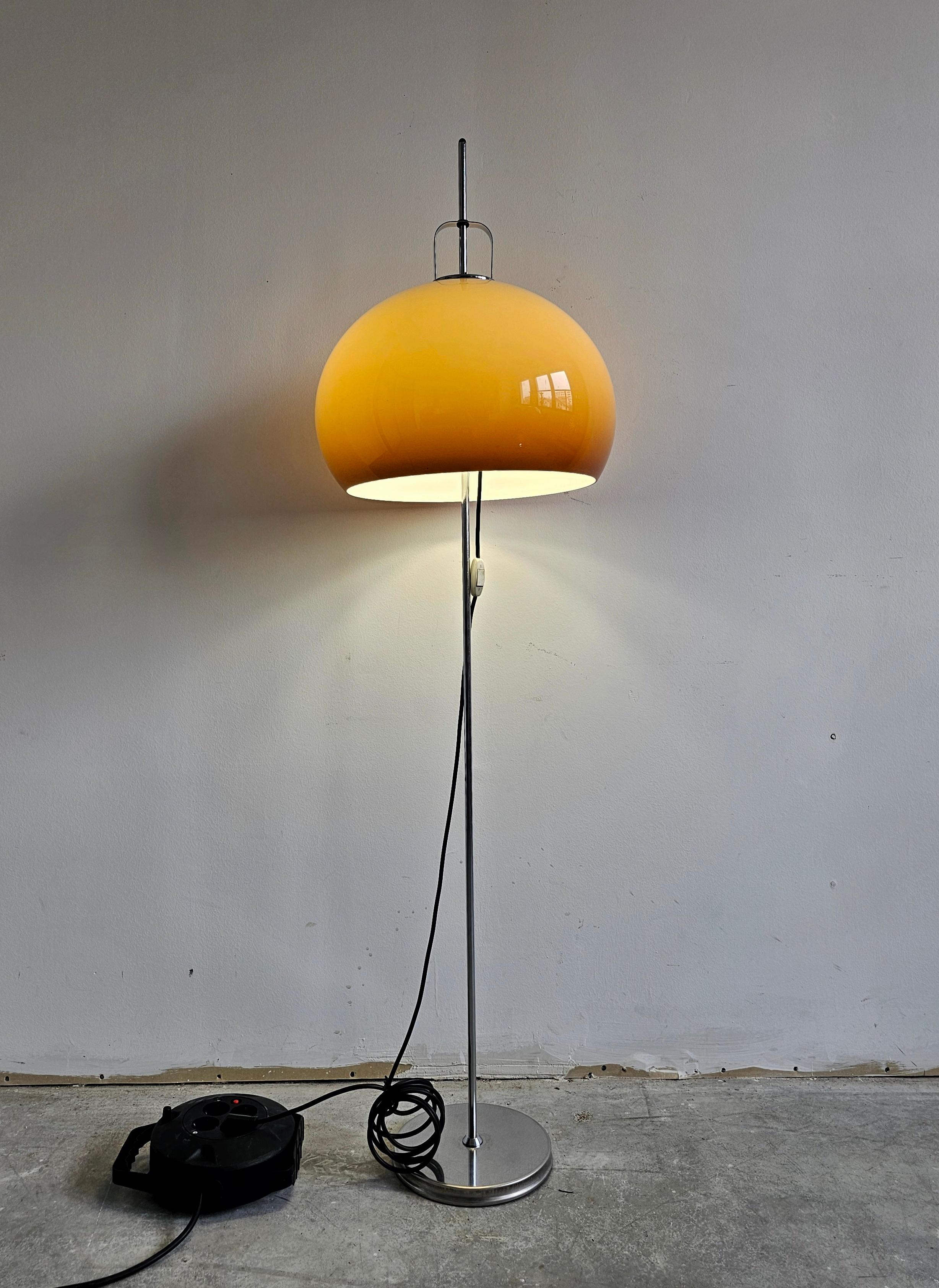 Lampadaire Lucina conçu par Harvey Guzzini, datant du milieu du siècle dernier en vente 9