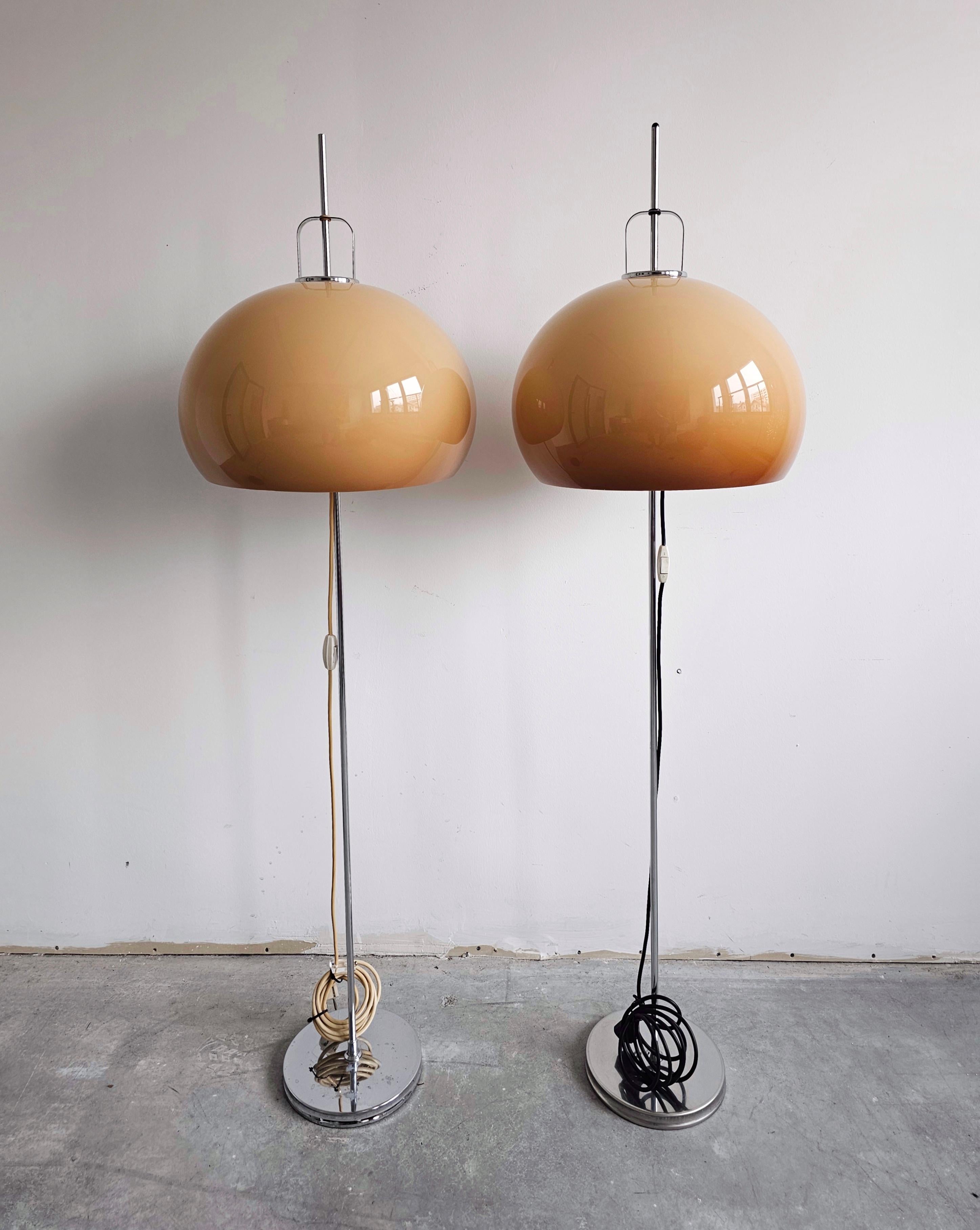 Dans cette annonce, vous trouverez un élégant lampadaire Mid Century Modern 