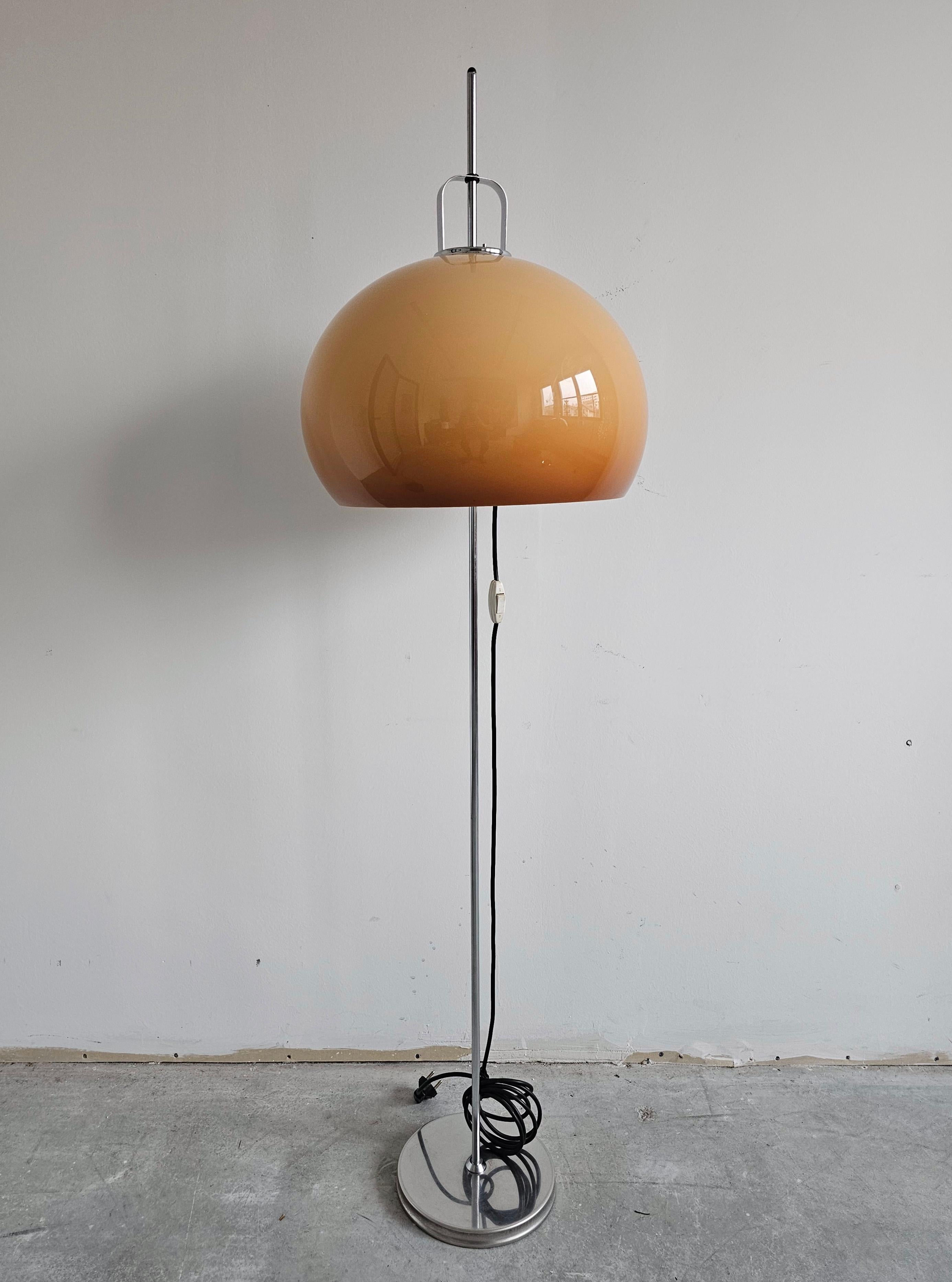 Ère spatiale Lampadaire Lucina conçu par Harvey Guzzini, datant du milieu du siècle dernier en vente