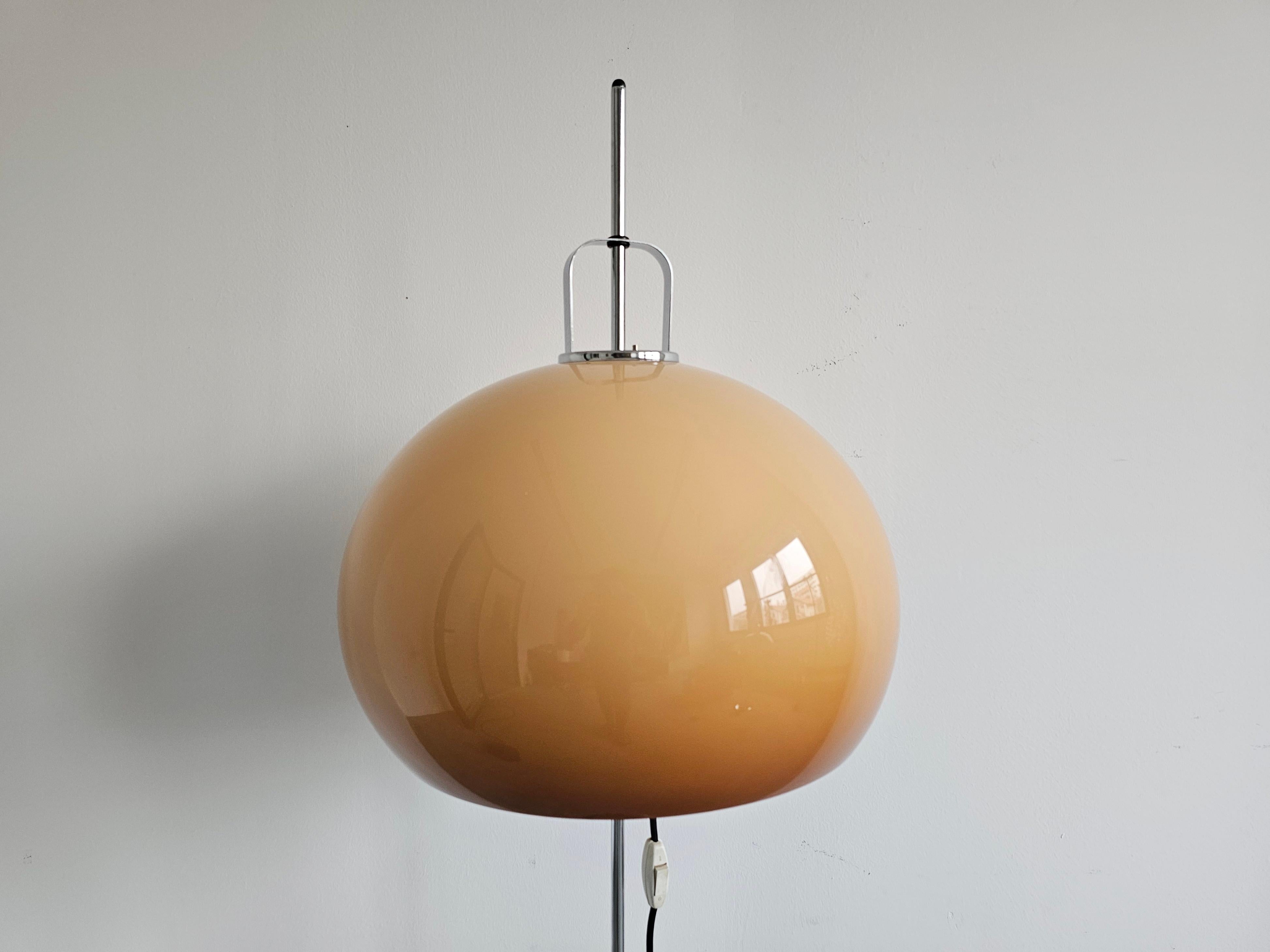 Acier Lampadaire Lucina conçu par Harvey Guzzini, datant du milieu du siècle dernier en vente