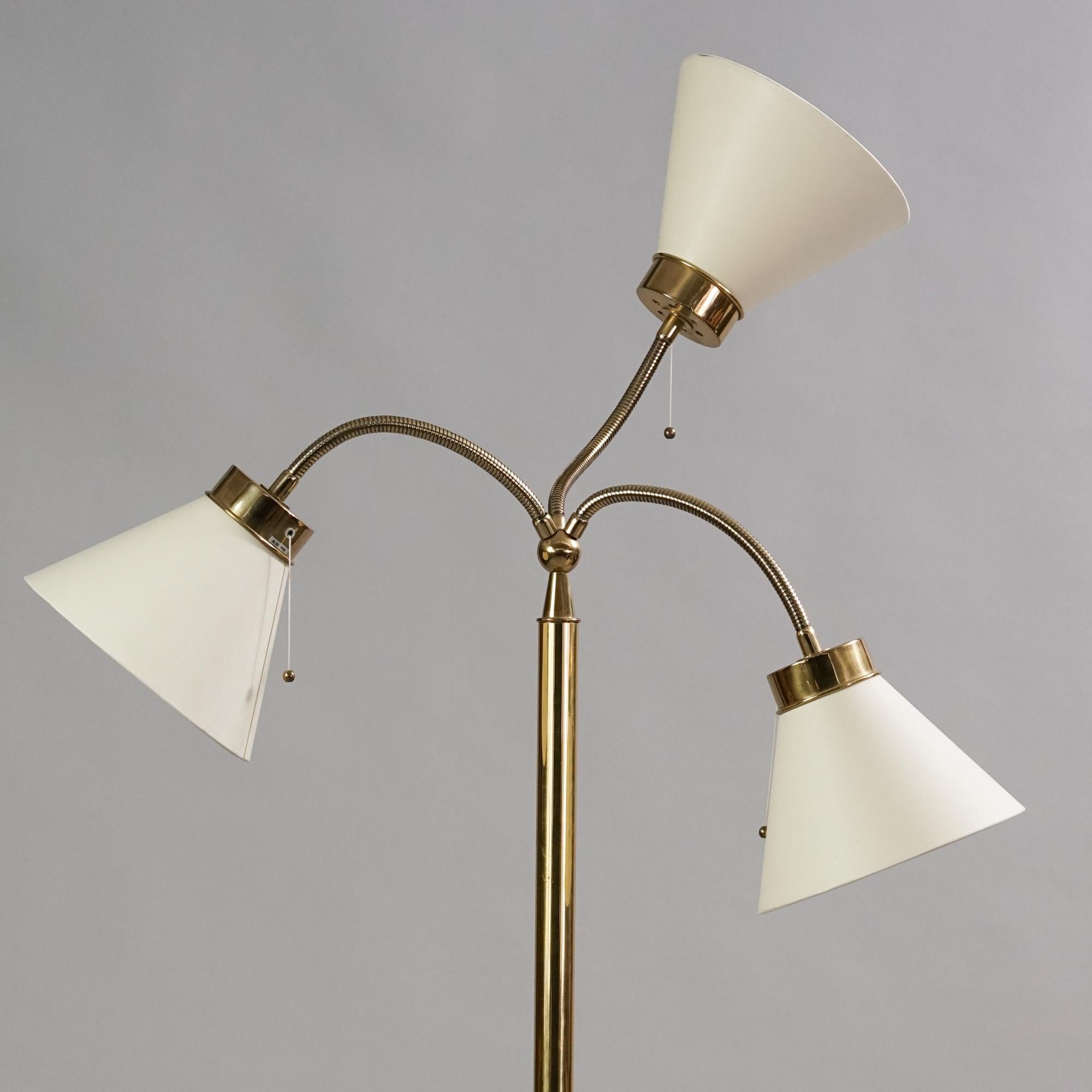 Mid-Century Modern floor lamp model 2431 designed by Josef Frank for Svenskt Tenn. This lamp is from the 1950s. Brass and linen. Good original condition, minor wear consistent with age and use. Manufactures stamp on the bottom. 

Measurements :