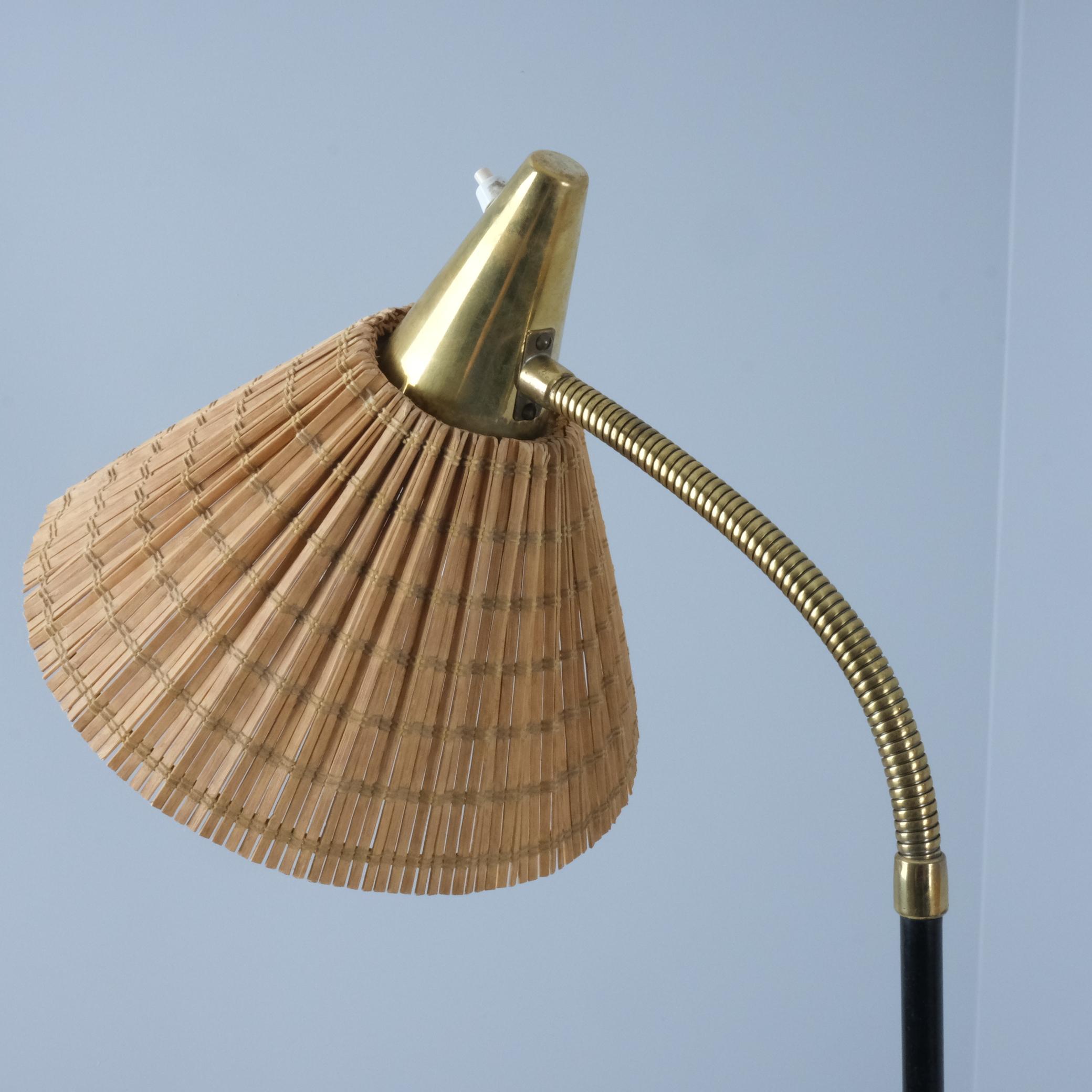Moderne Stehlampe aus der Mitte des Jahrhunderts Modell Nr. EN 31 mit Rattanschirmen, Itsu 1950er Jahre im Angebot 1