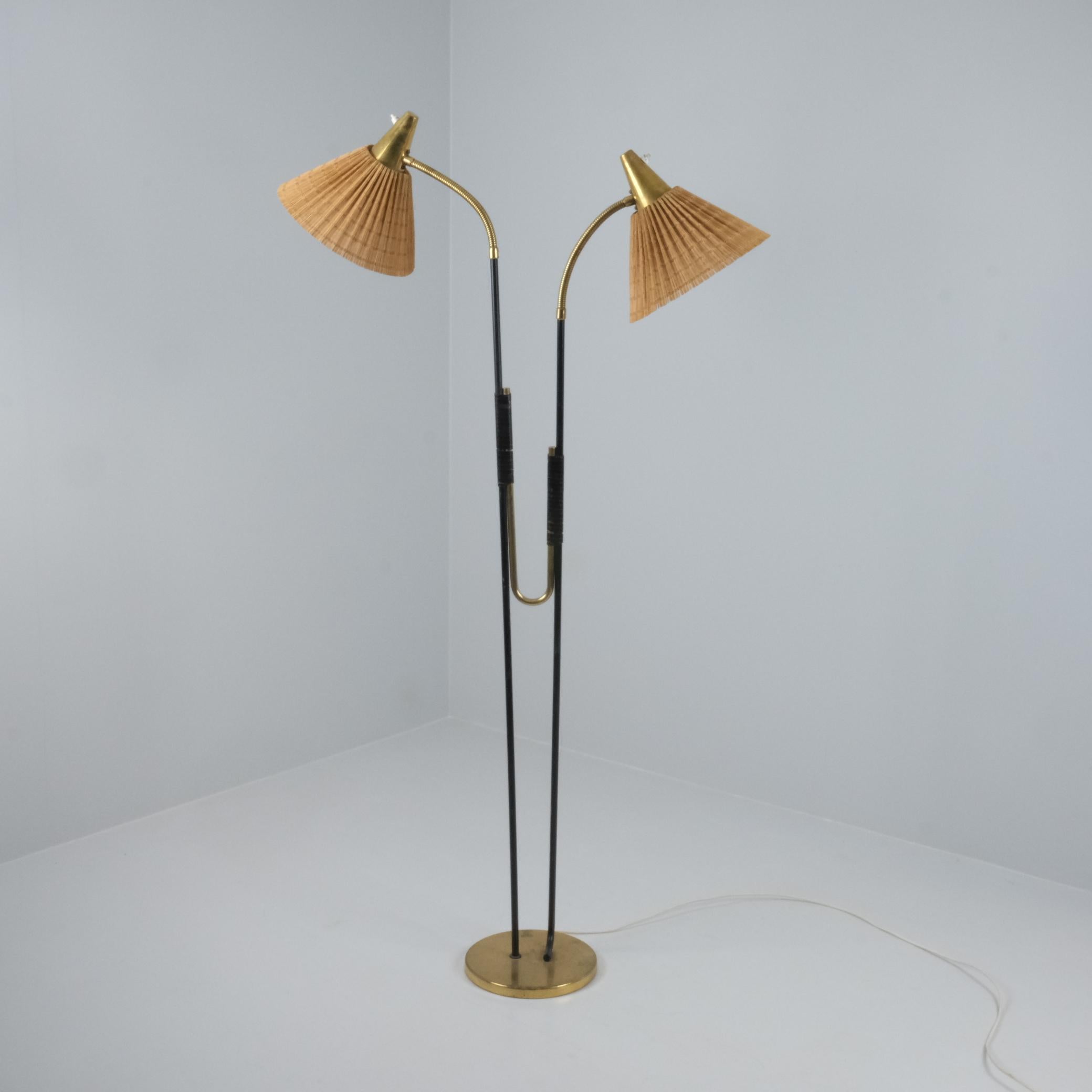 Moderne Stehlampe aus der Mitte des Jahrhunderts Modell Nr. EN 31 mit Rattanschirmen, Itsu 1950er Jahre im Angebot 2
